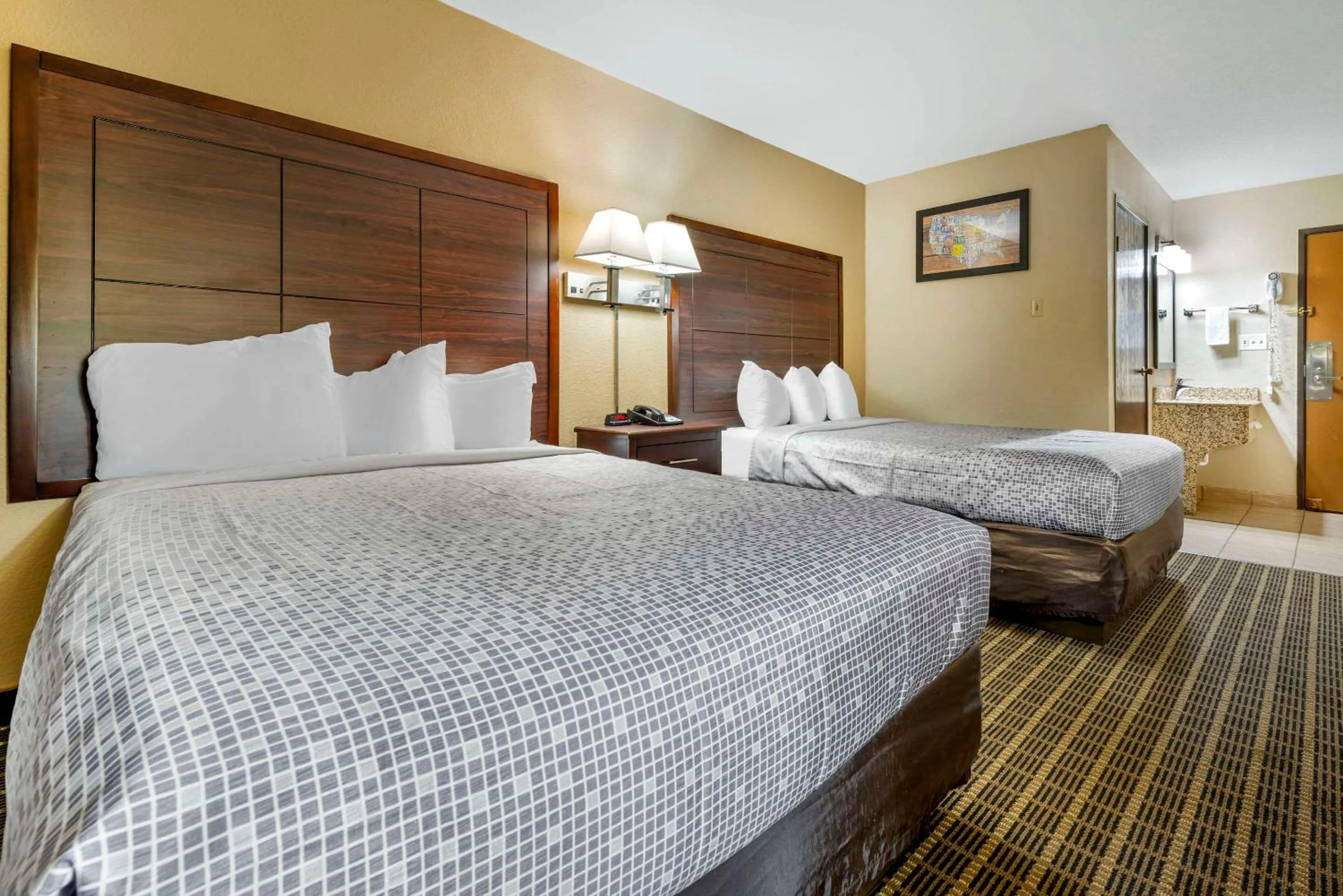 Bedroom, Bed in Econo Lodge La Crosse North