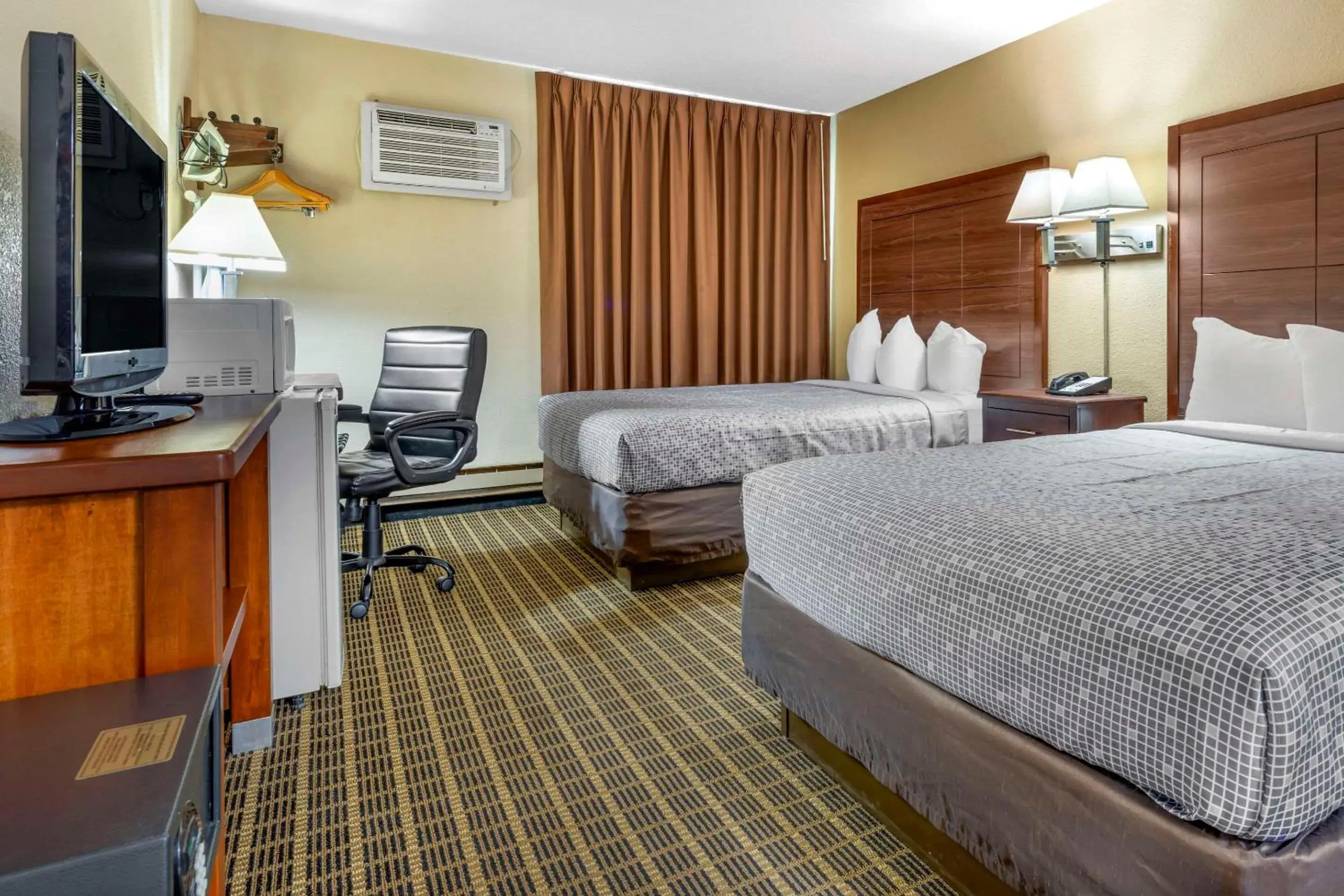 Double Room with Two Double Beds - Disability Access/Non-Smoking in Econo Lodge Double Room with Two Double Beds - Disability Access/Non-Smoking in Econo Lodge