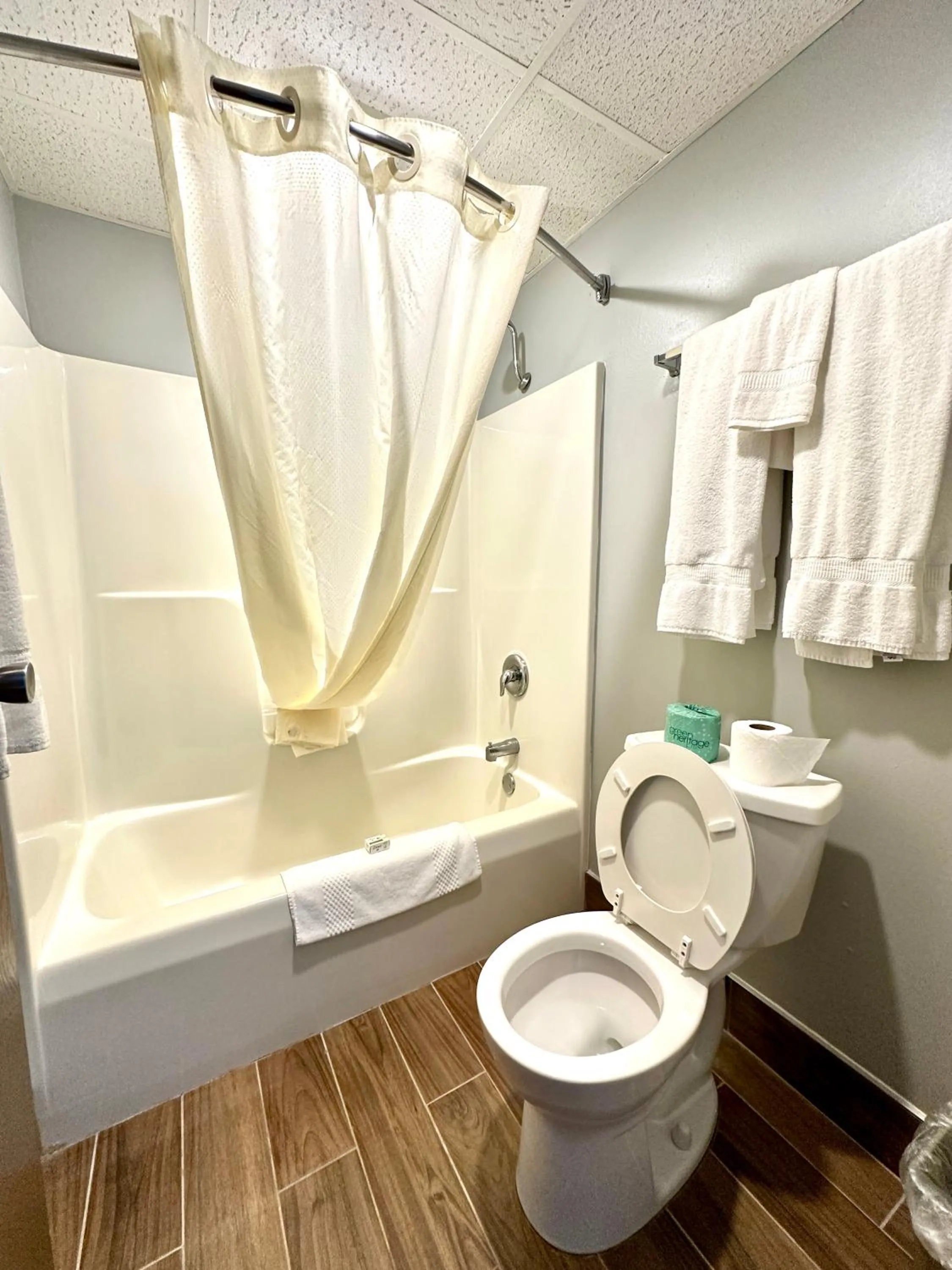 Shower in Clarion Hotel and Convention Center Baraboo