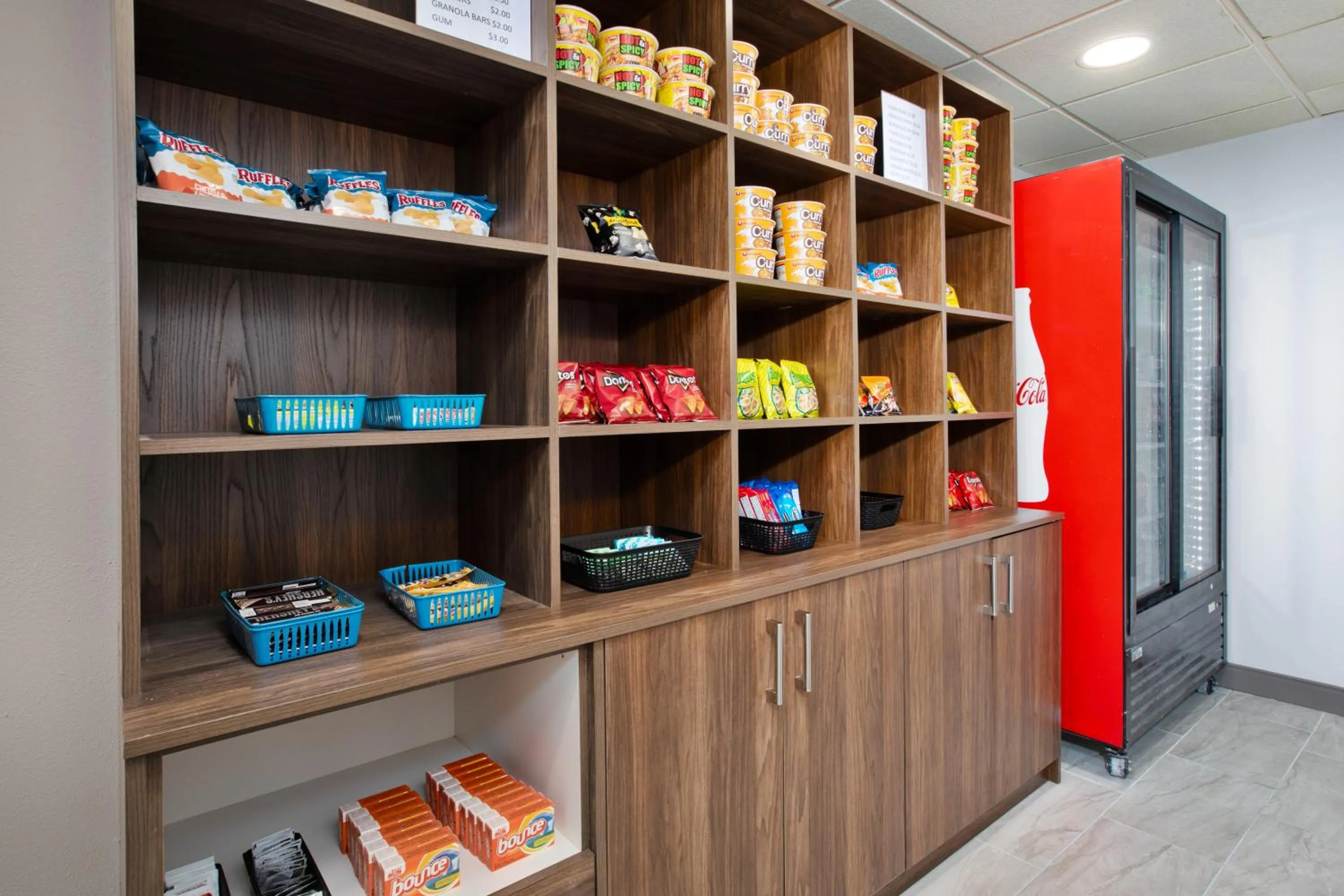 Supermarket/grocery shop in Holiday Inn Express & Suites Milwaukee NW - Park Place by IHG