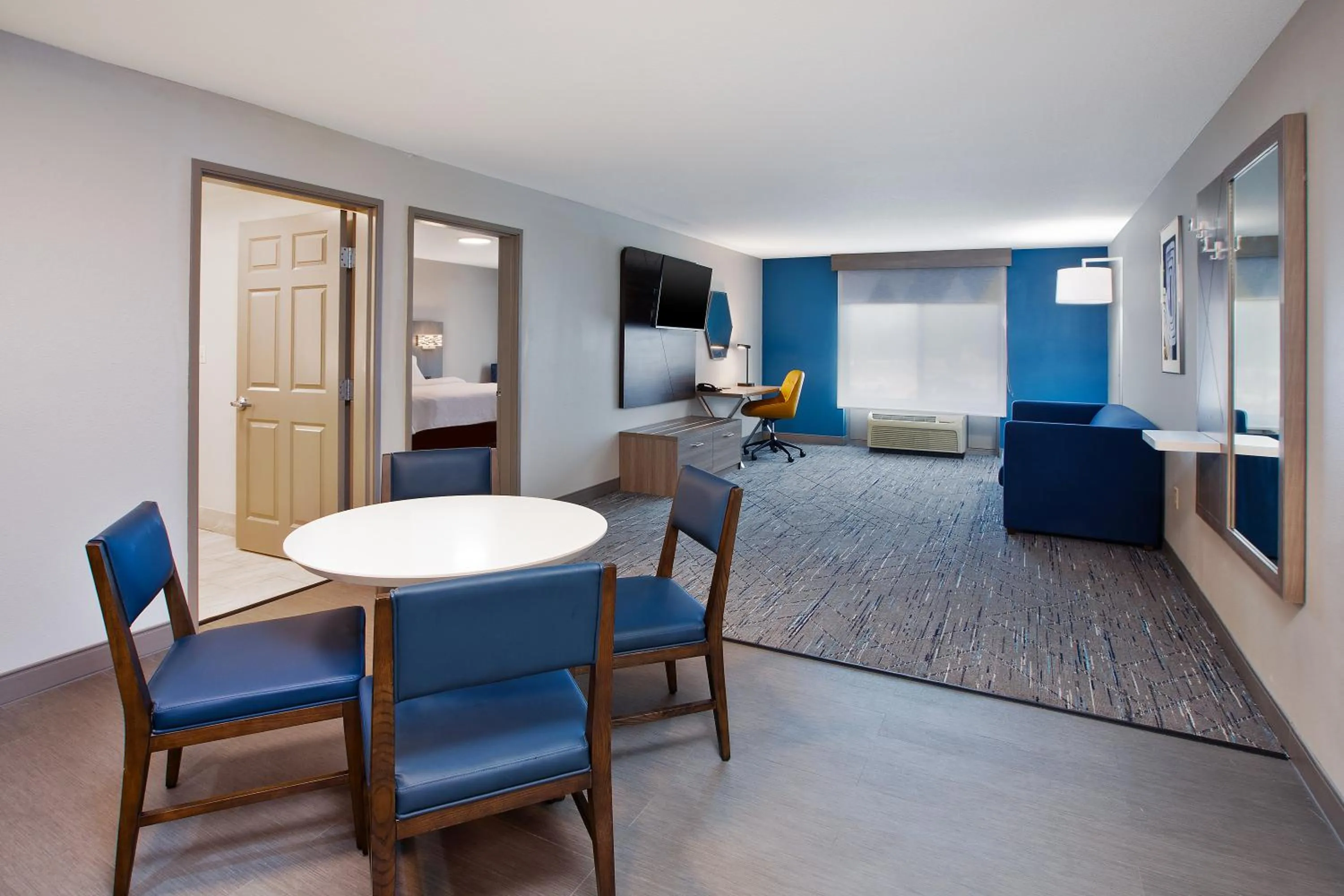 Living room in Holiday Inn Express & Suites Milwaukee NW - Park Place by IHG