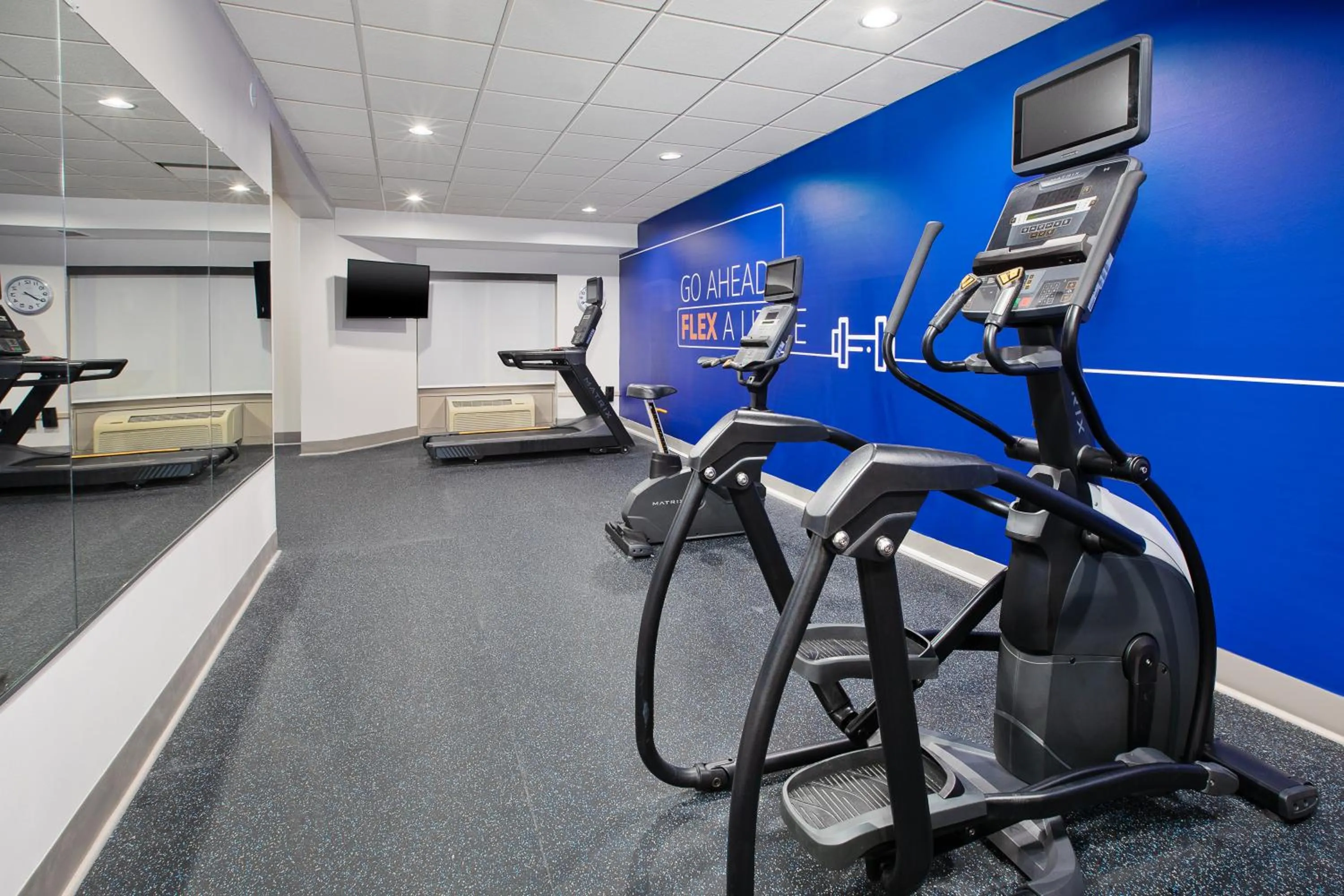 Fitness centre/facilities in Holiday Inn Express & Suites Milwaukee NW - Park Place by IHG
