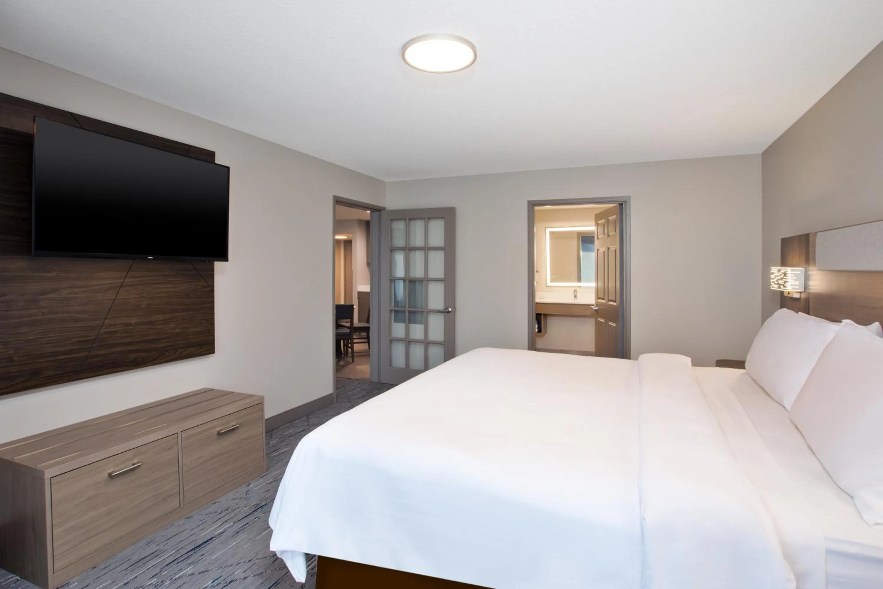 Bed in Holiday Inn Express & Suites Milwaukee NW - Park Place by IHG