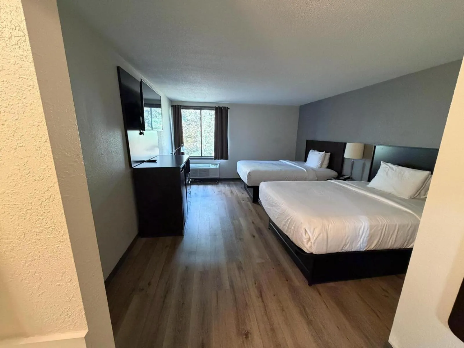 Bed in University Inn & Suites