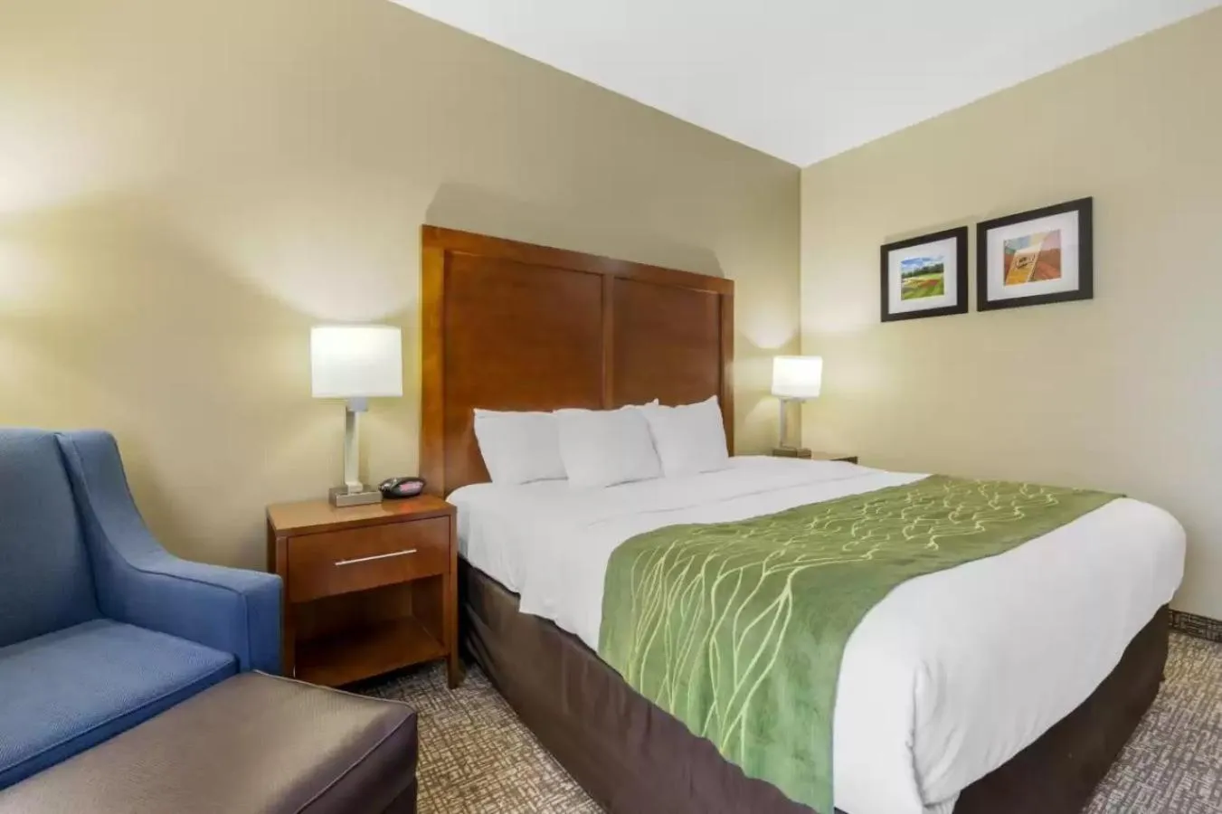 Bed in Comfort Inn Plover-Stevens Point