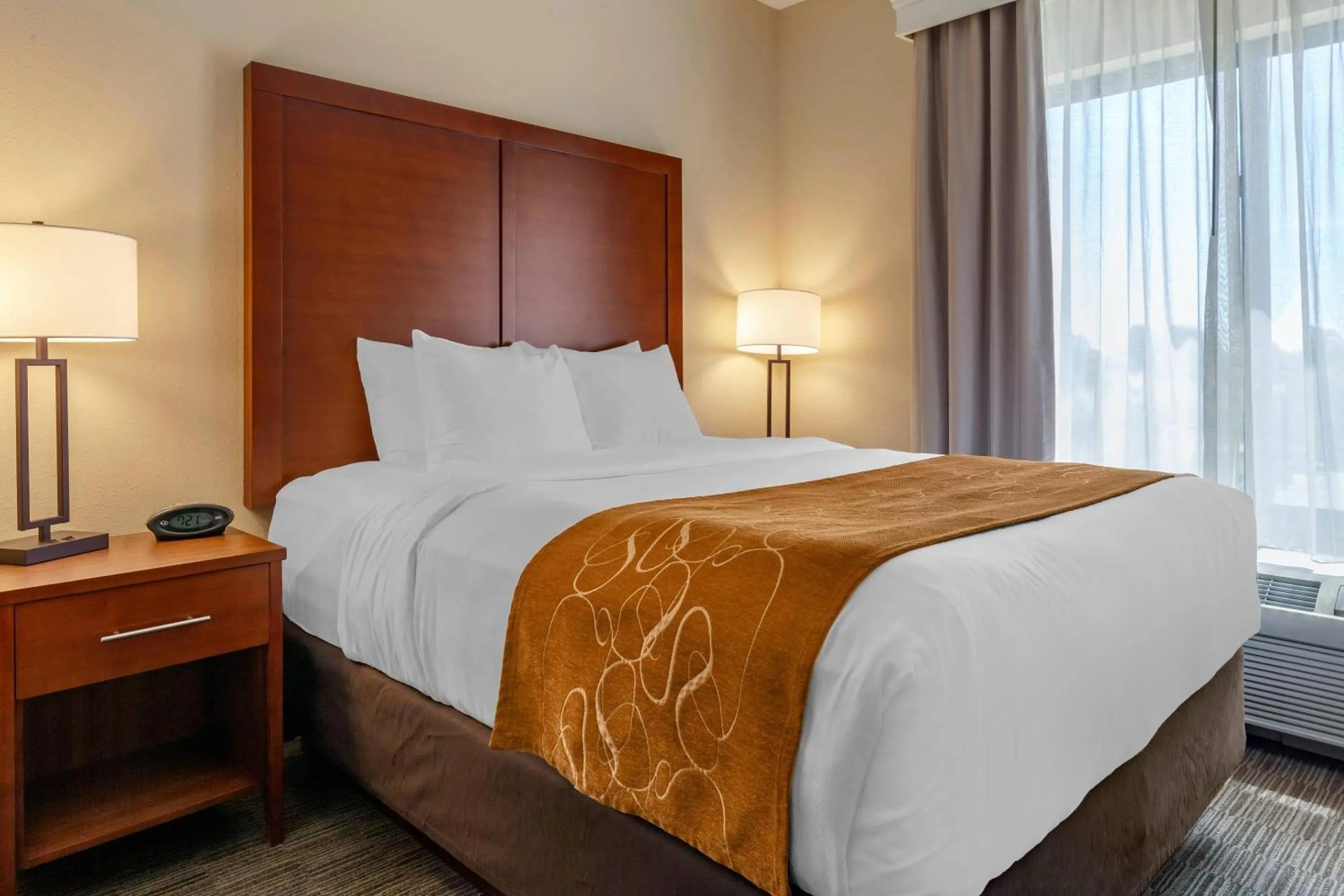 Bedroom, Bed in Comfort Suites Oshkosh West