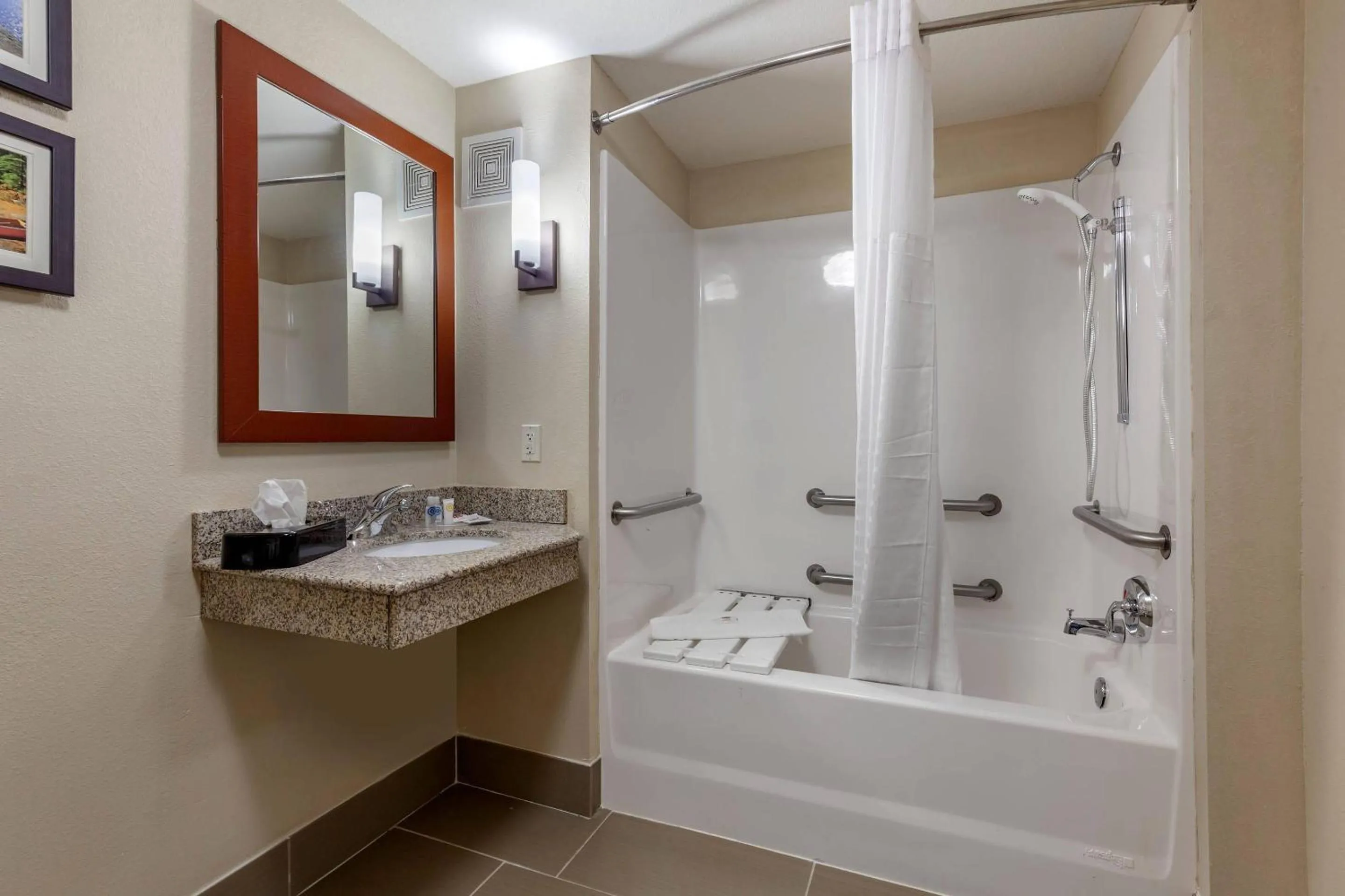 Bedroom in Comfort Suites Oshkosh West