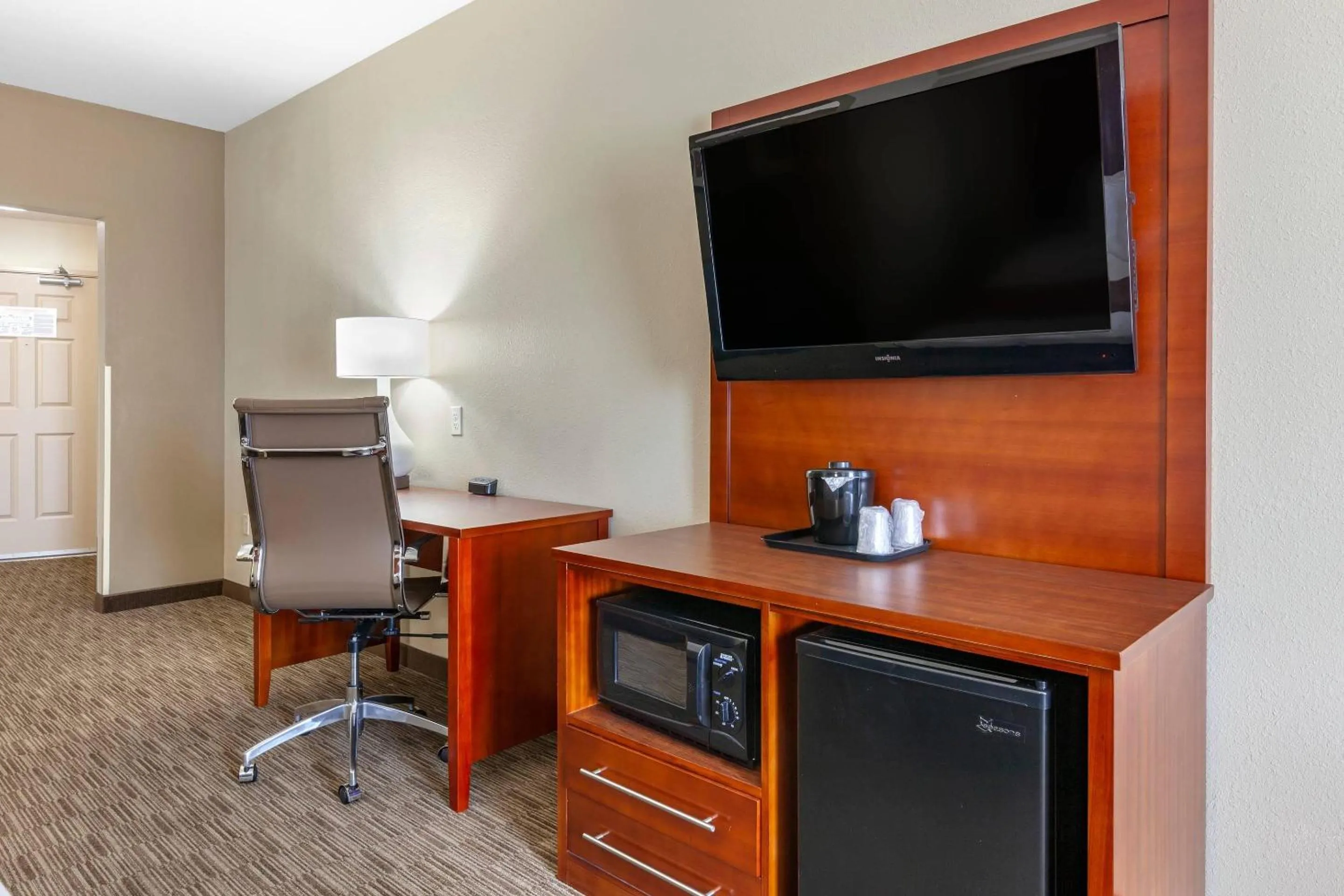 Bedroom in Comfort Suites Oshkosh West