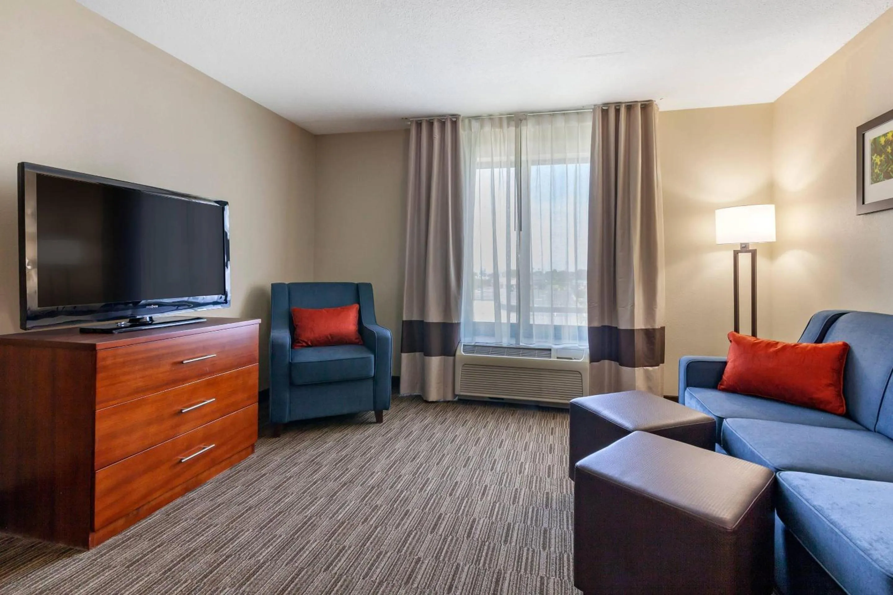 Bedroom in Comfort Suites Oshkosh West