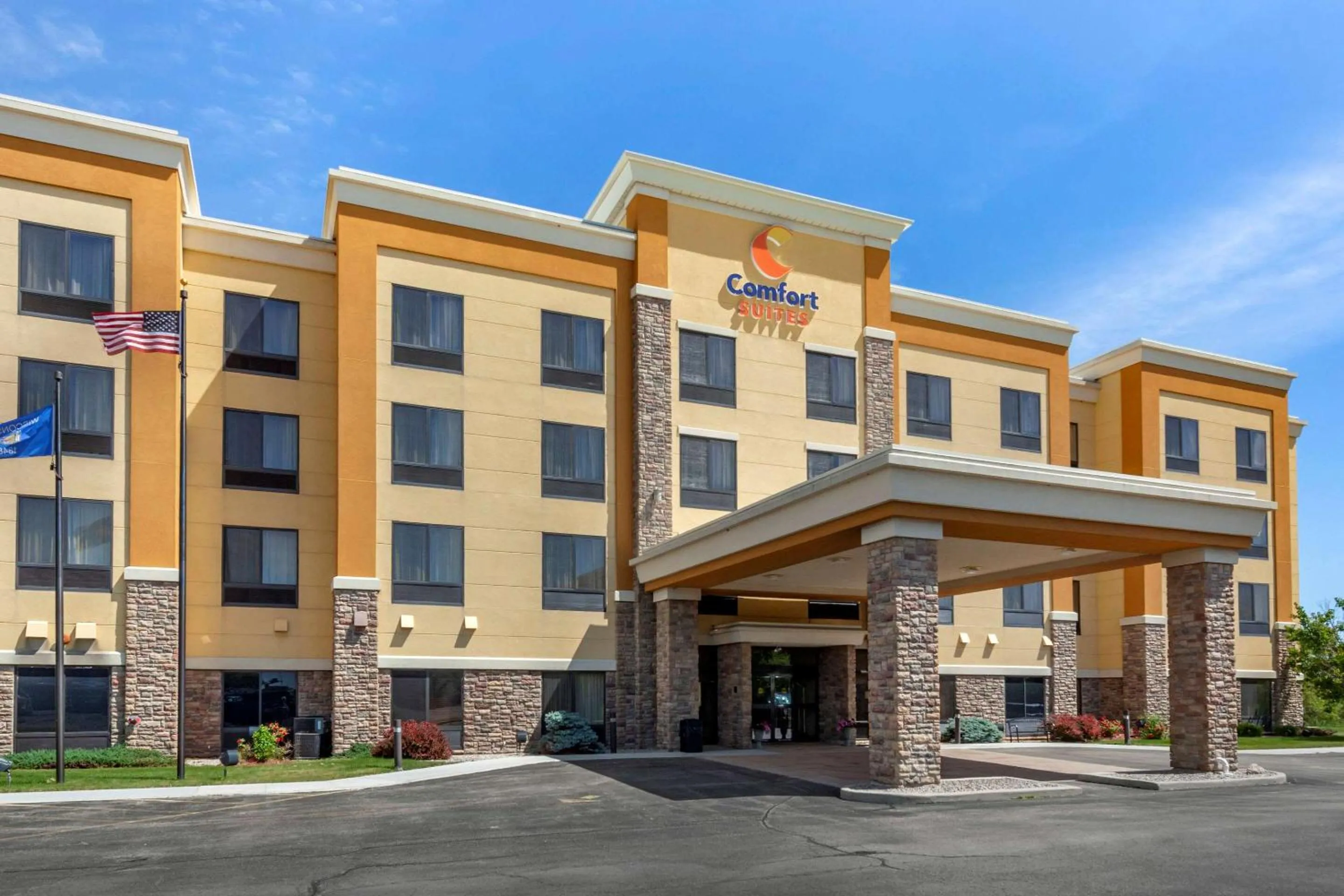 Property building in Comfort Suites Oshkosh West