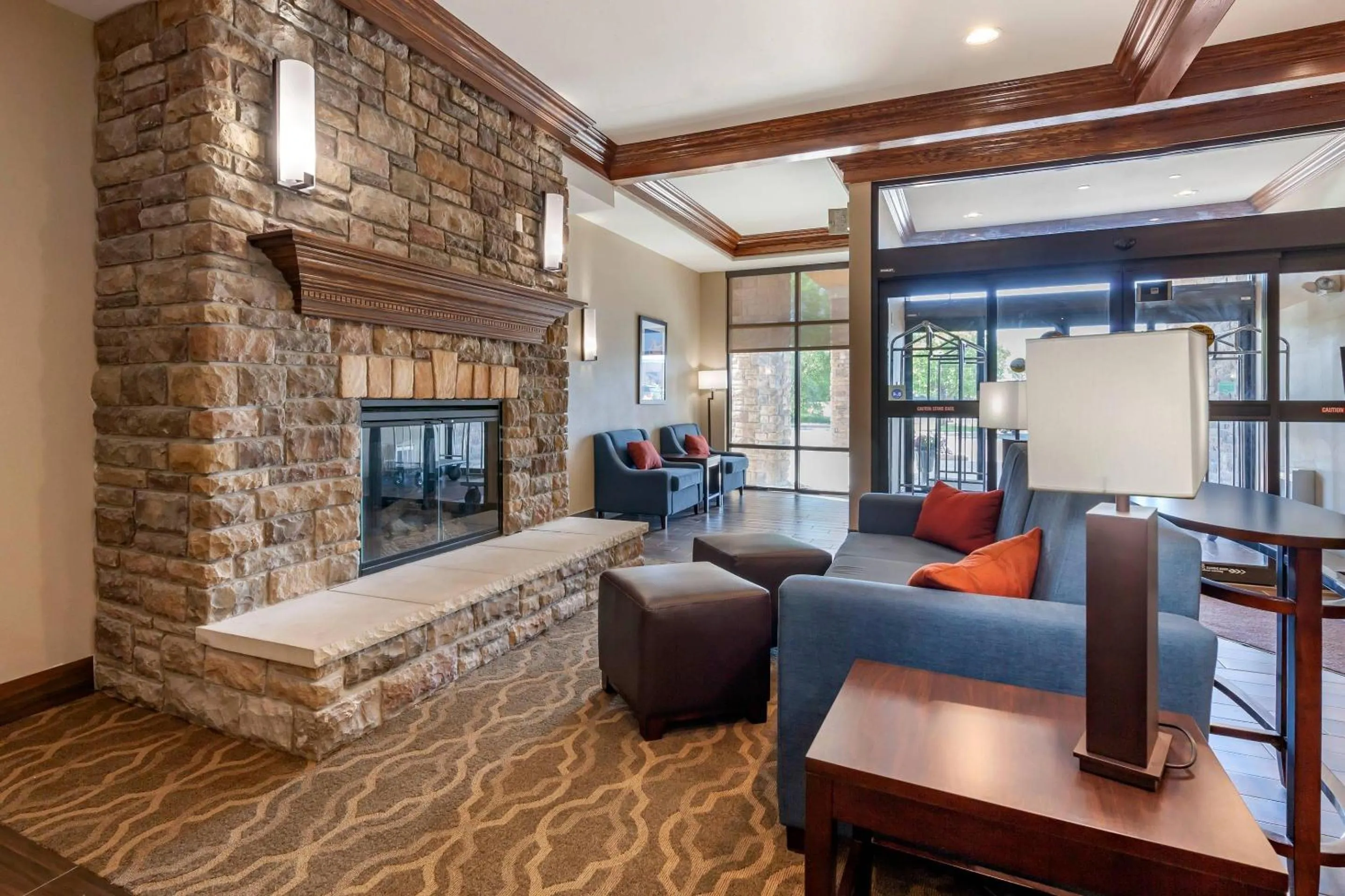 Lobby or reception in Comfort Suites Oshkosh West