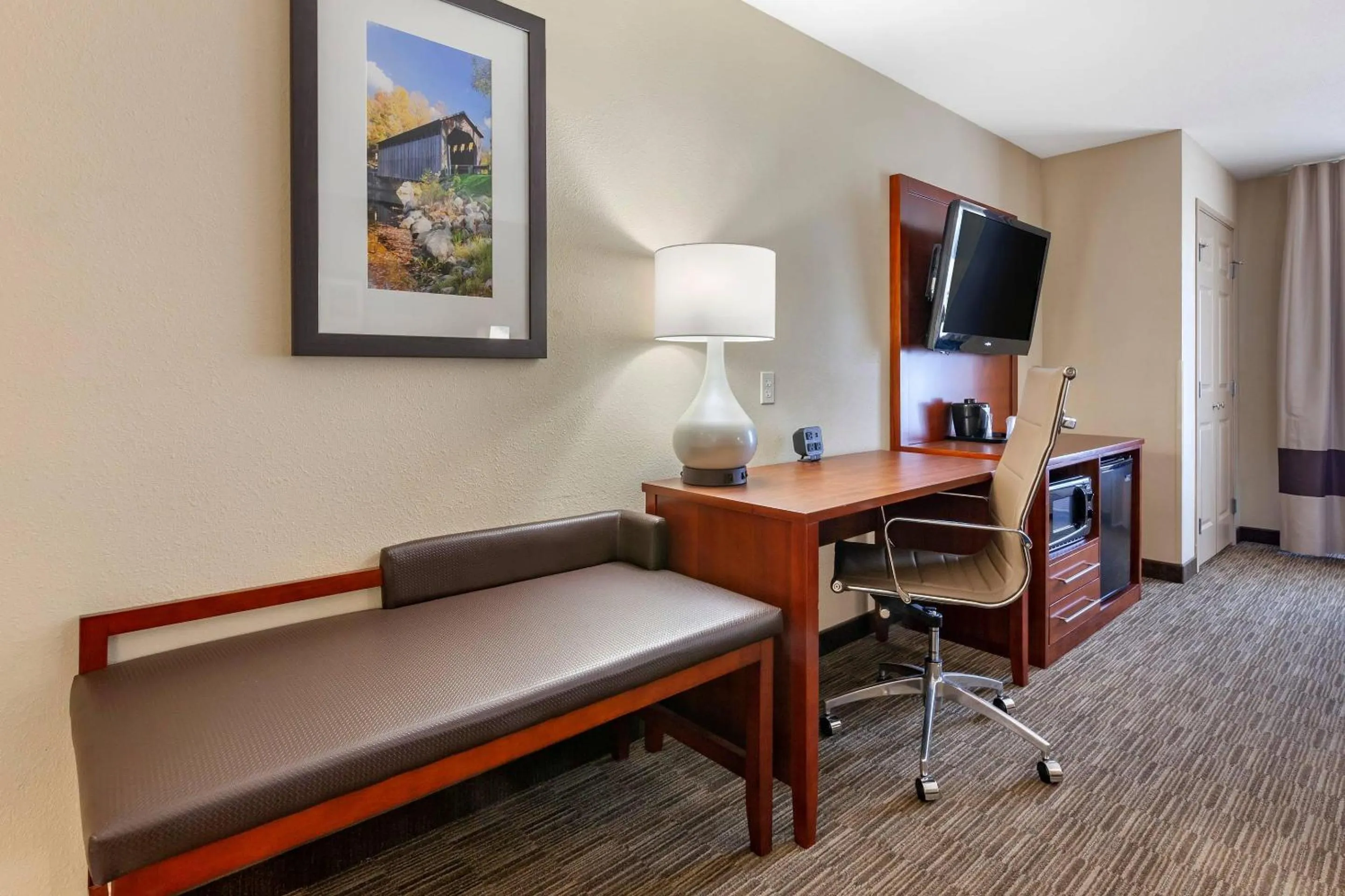 Bedroom in Comfort Suites Oshkosh West