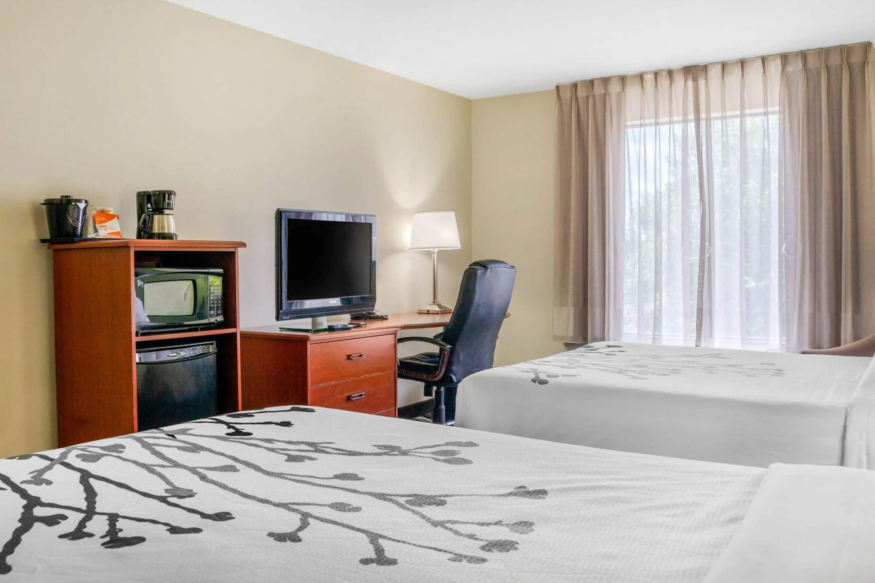 Bedroom, Bed in Sleep Inn & Suites Milwaukee Airport