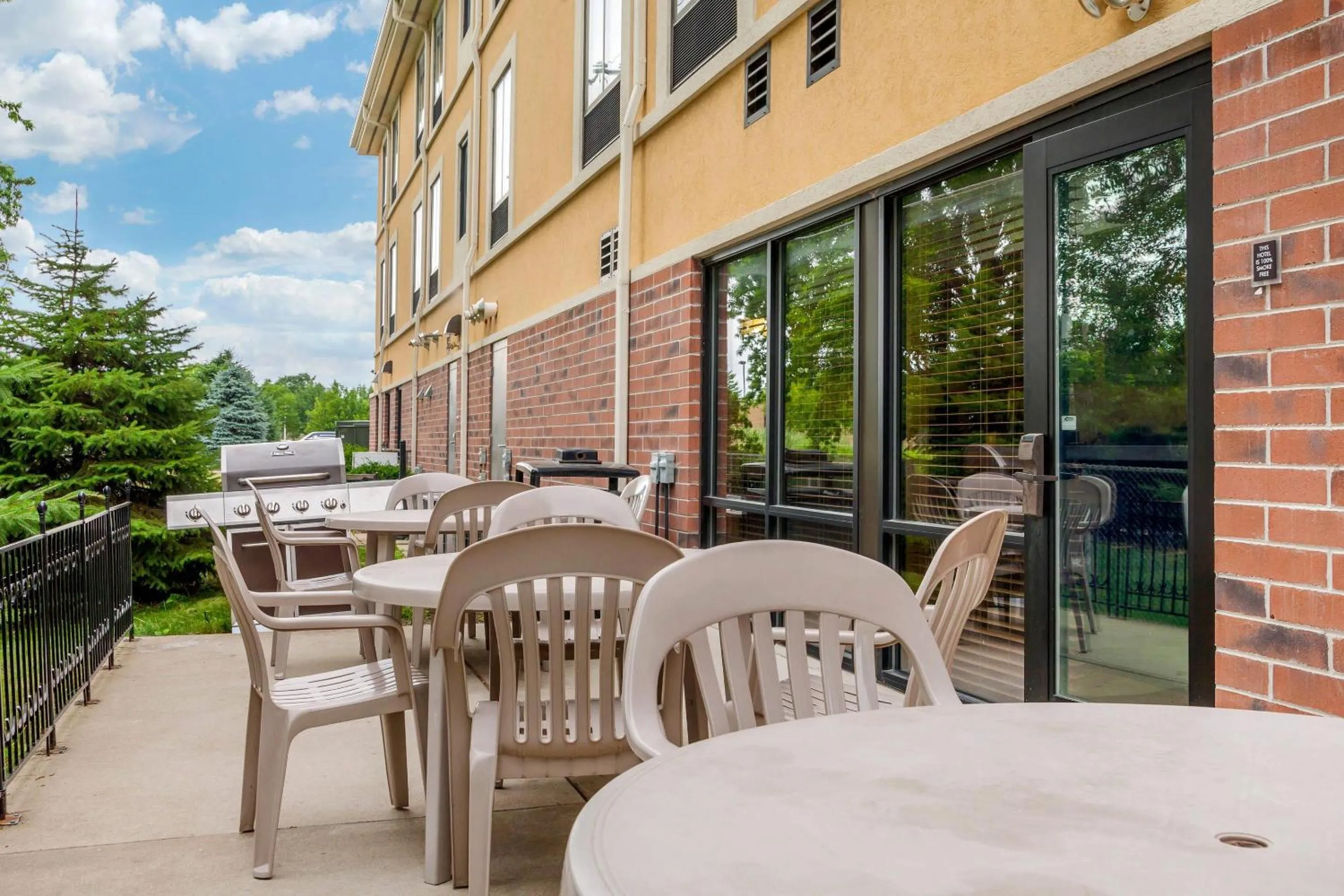 Swimming pool in Sleep Inn & Suites Milwaukee Airport