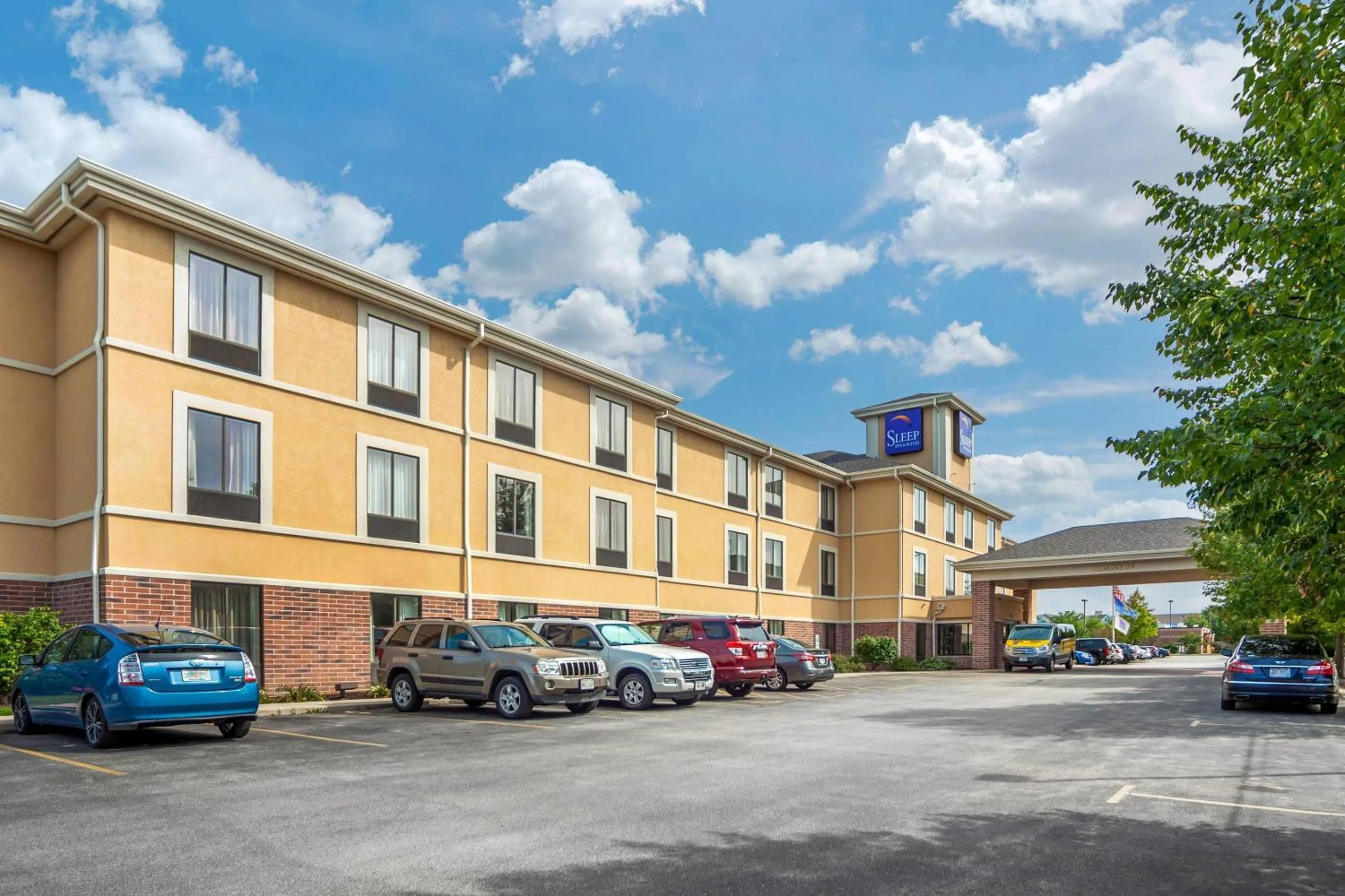Property building in Sleep Inn & Suites Milwaukee Airport