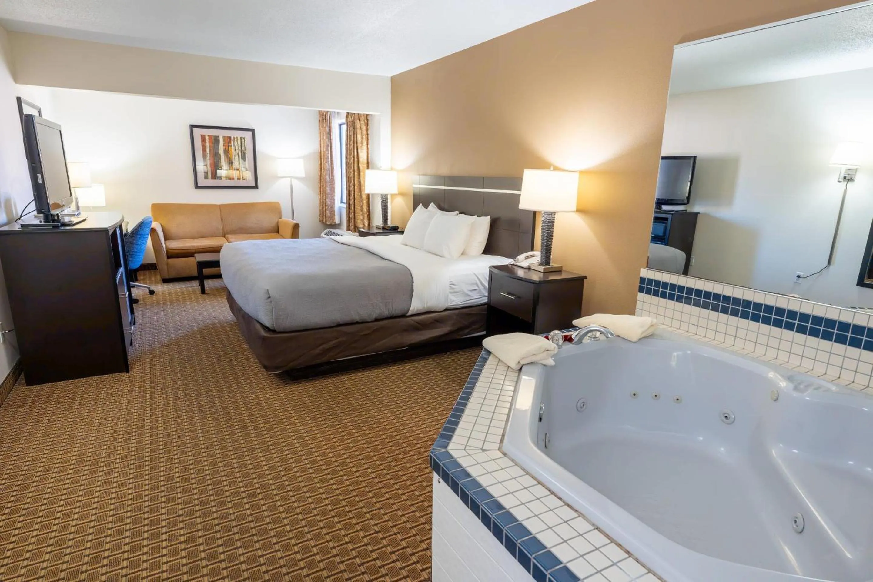 Bedroom, Bed in Quality Inn & Suites Sun Prairie Madison East