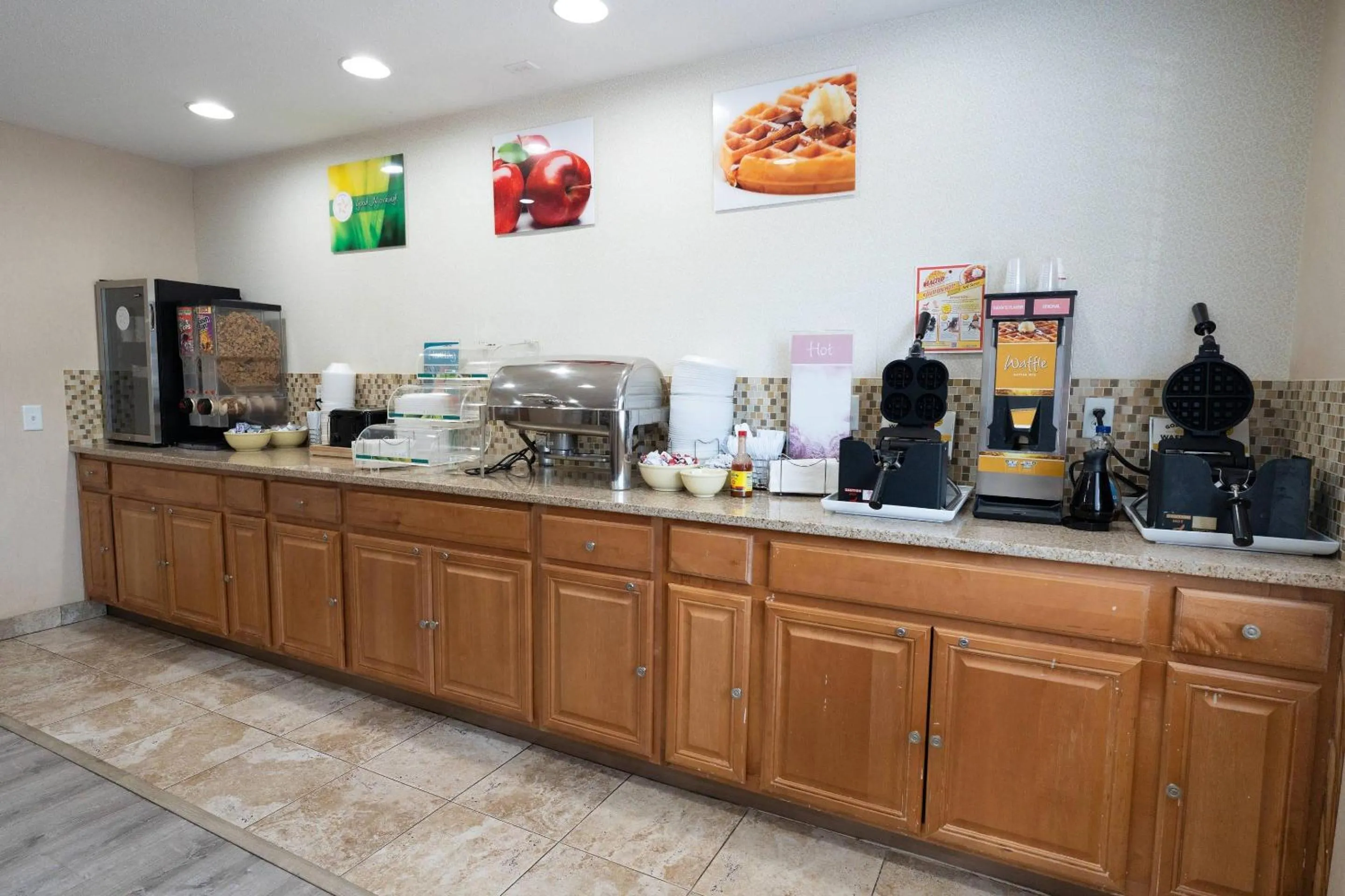 Breakfast in Quality Inn & Suites Sun Prairie Madison East