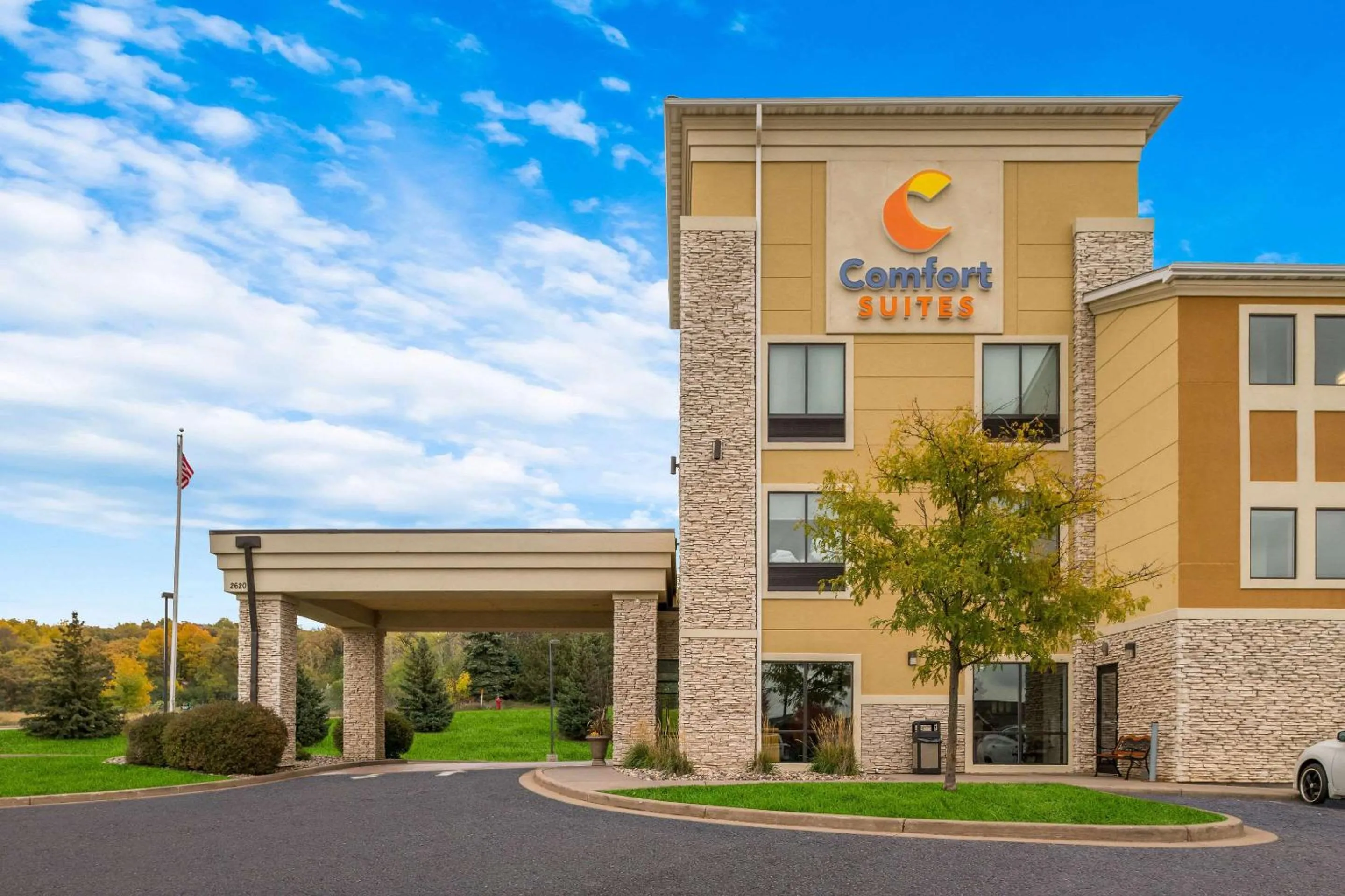 Property building in Comfort Suites Hudson I-94
