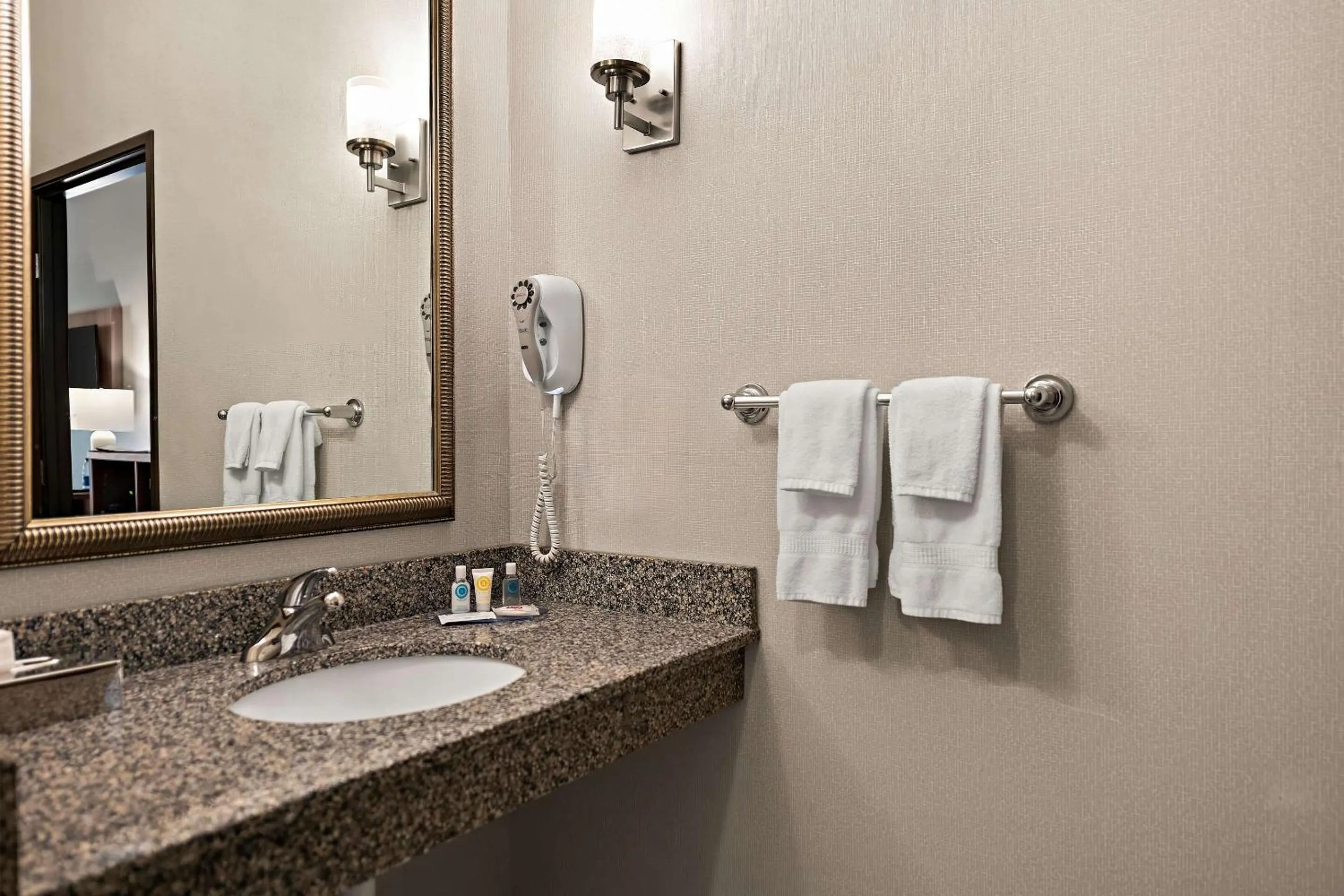 Bathroom in Comfort Suites Hudson I-94