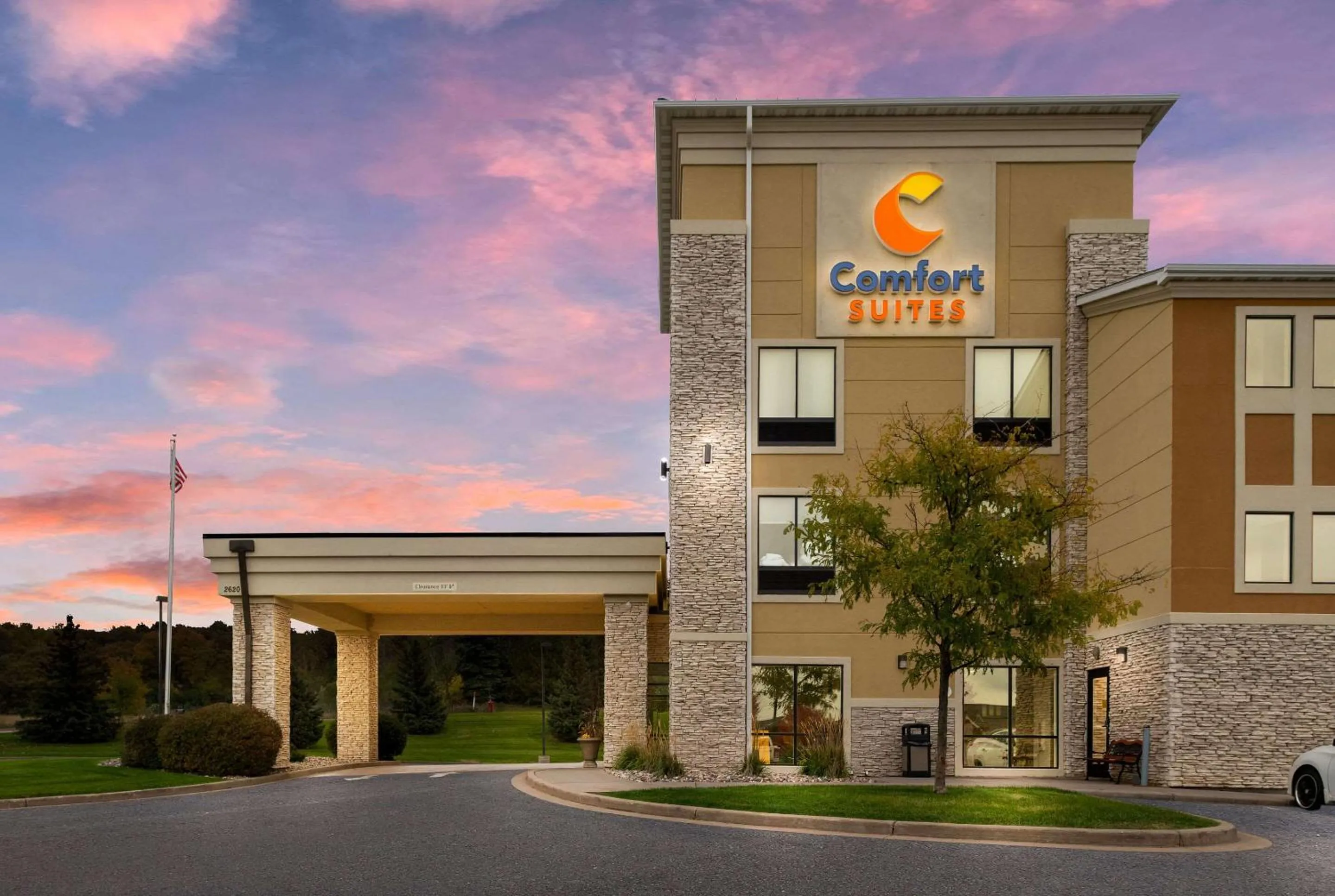Property building in Comfort Suites Hudson I-94