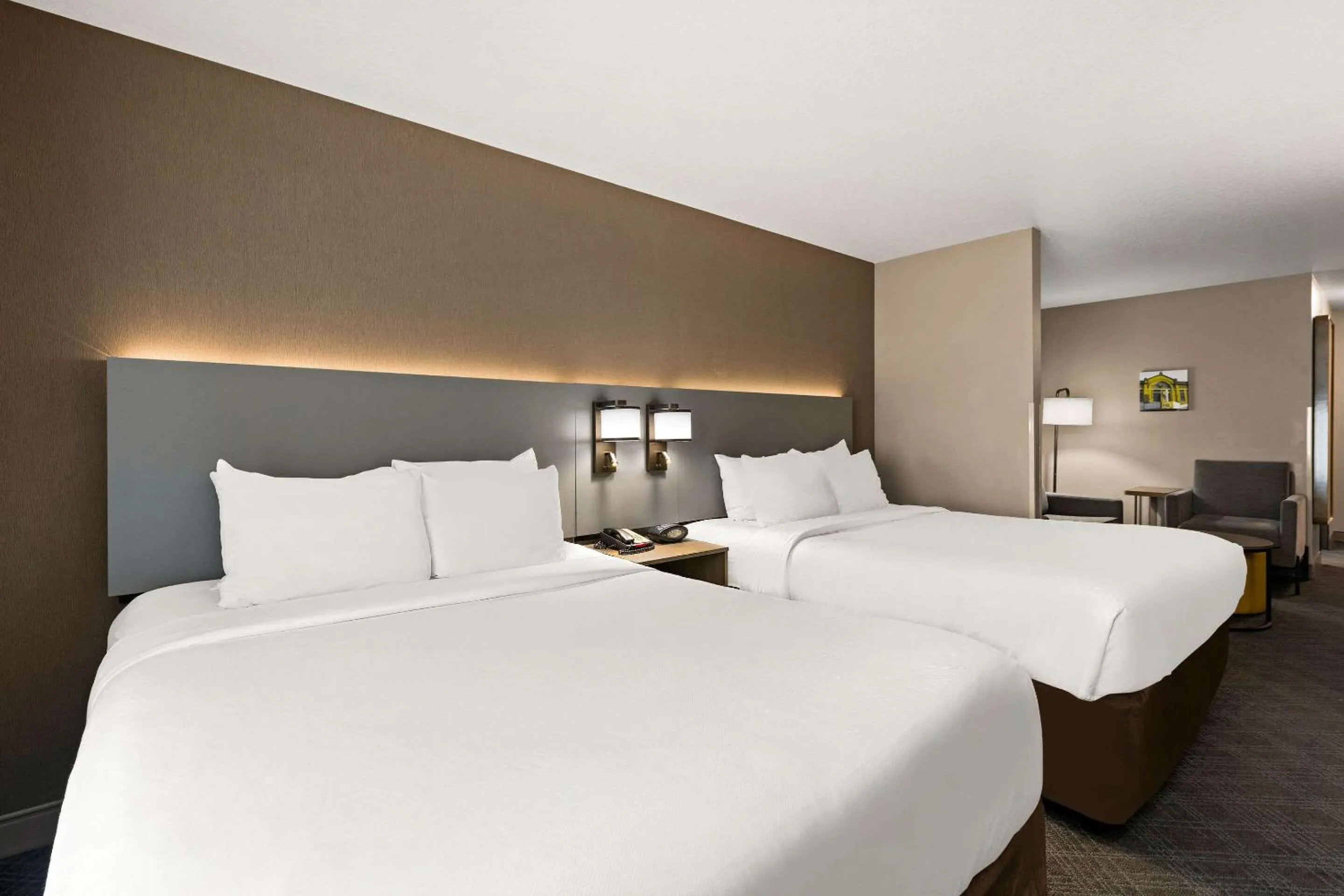 Bed in Comfort Suites Hudson I-94