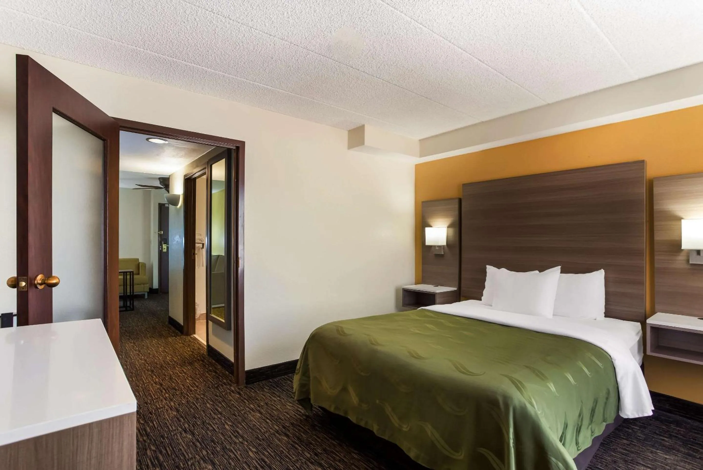 Bedroom, Bed in Quality Suites Milwaukee Airport