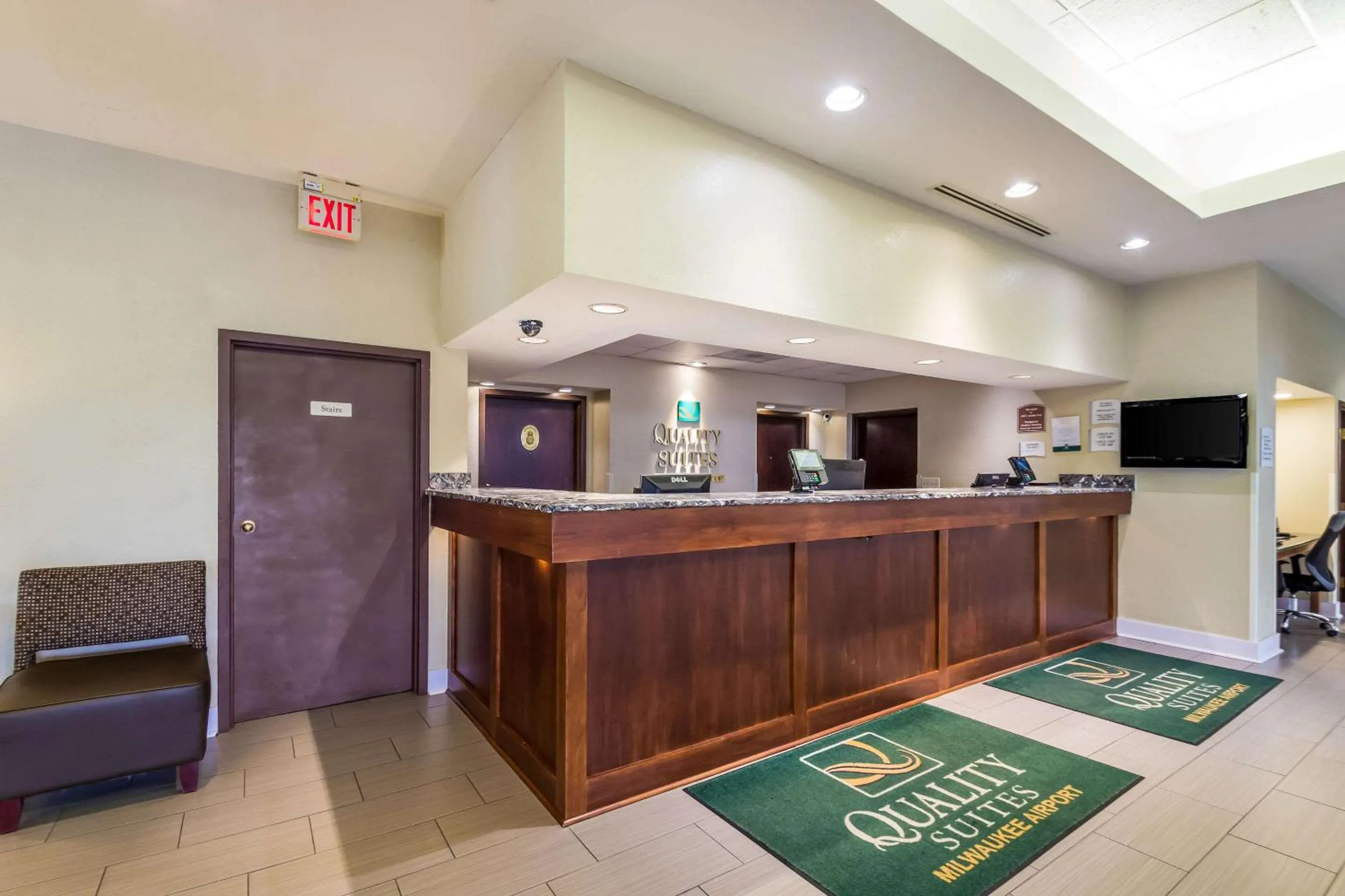 Lobby or reception in Quality Suites Milwaukee Airport