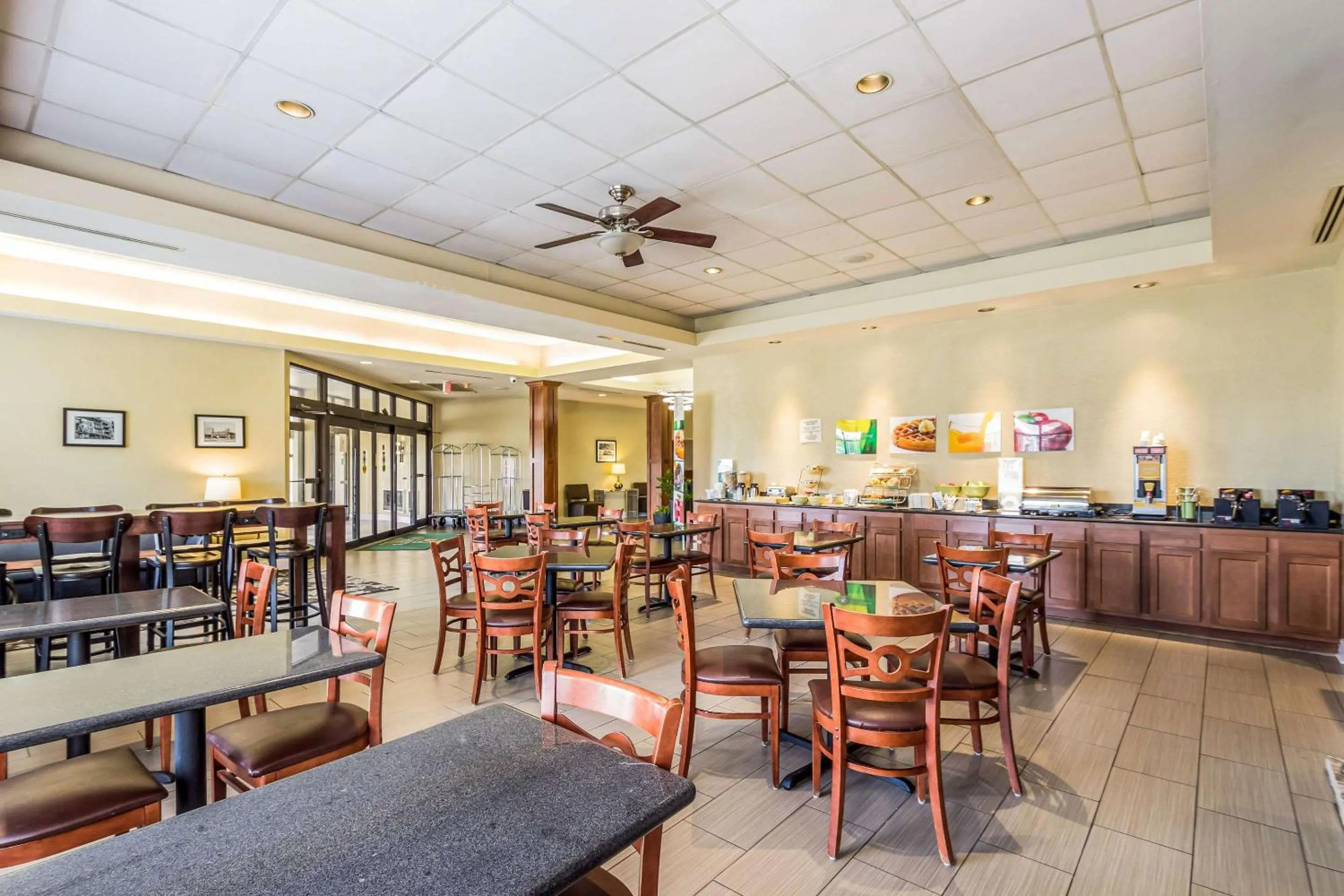 Breakfast in Quality Suites Milwaukee Airport