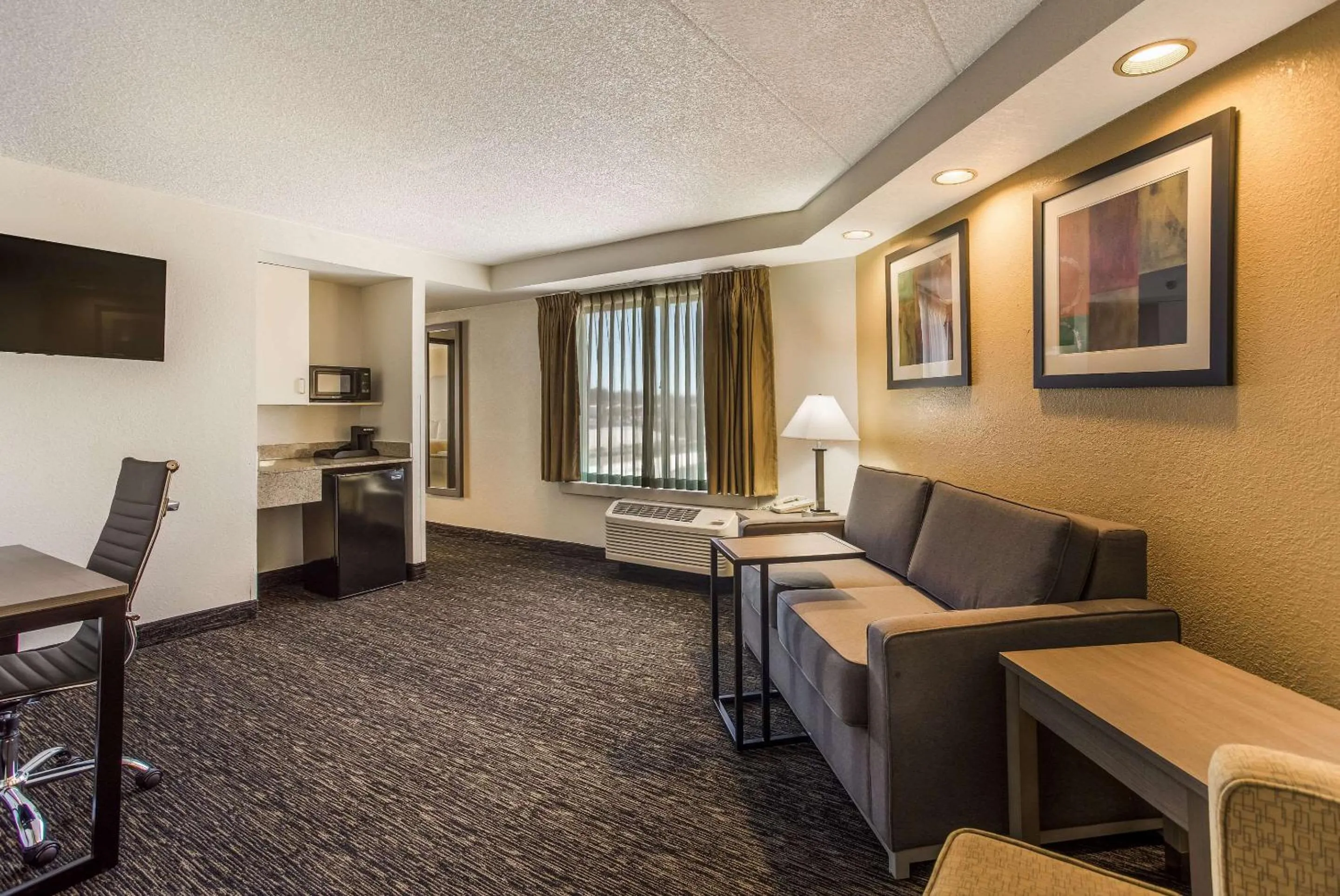 Bedroom in Quality Suites Milwaukee Airport