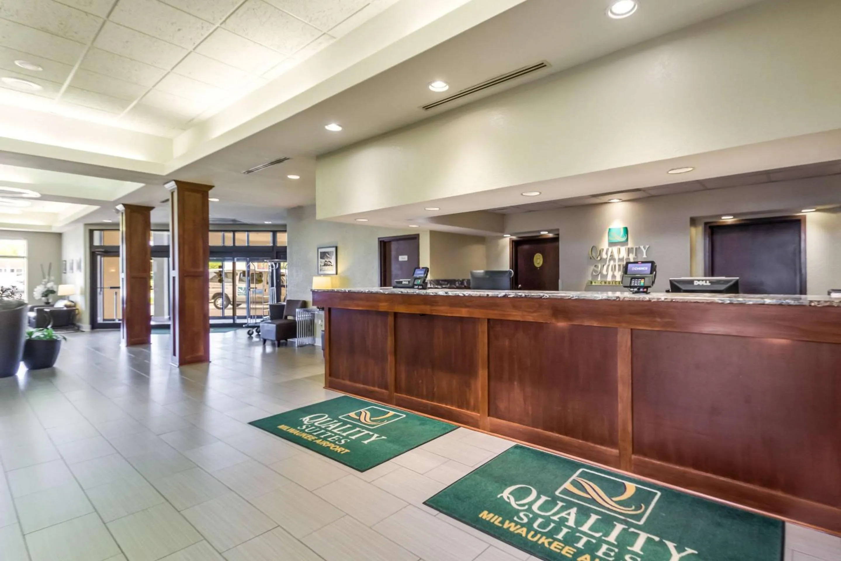 Lobby or reception in Quality Suites Milwaukee Airport
