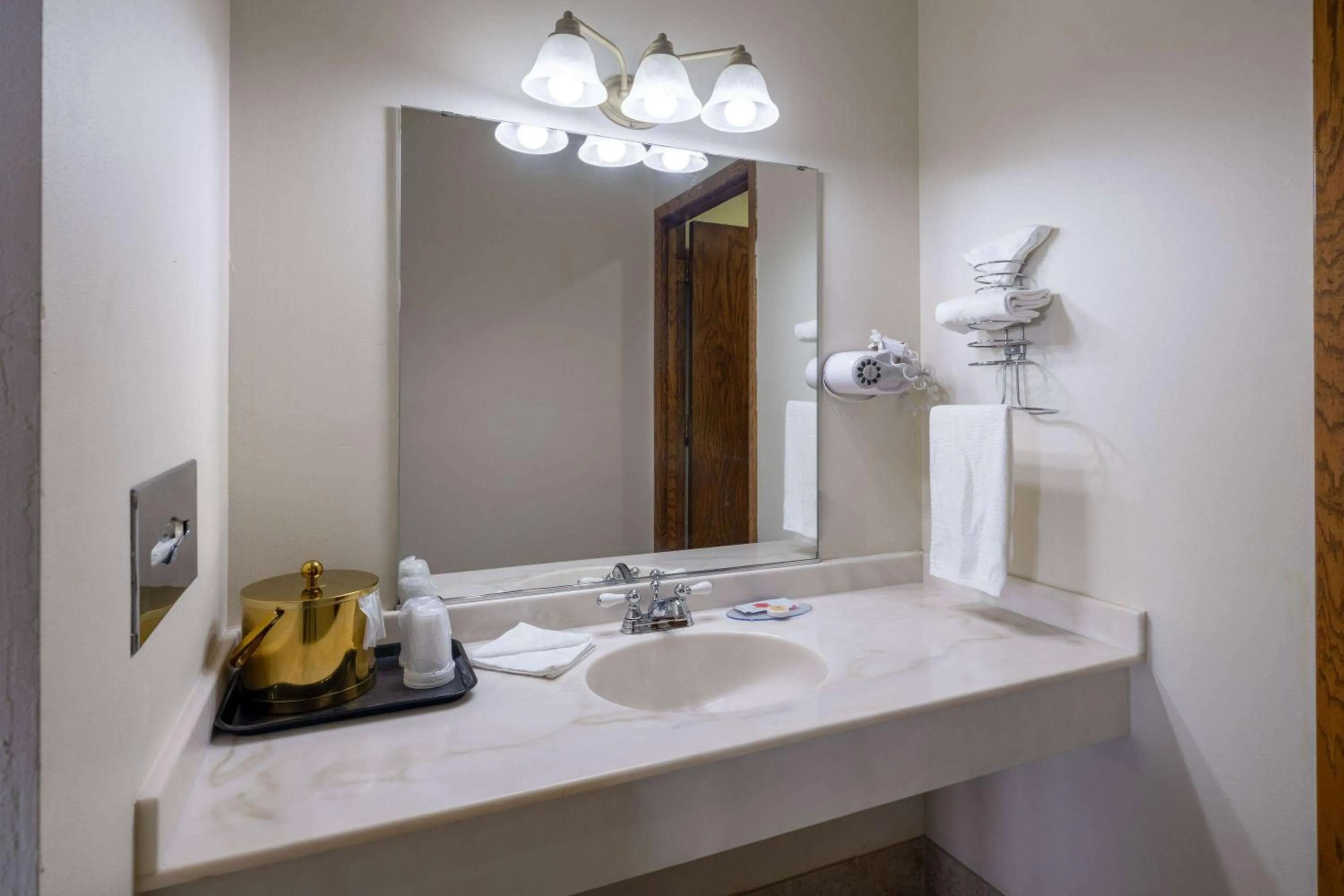 TV and multimedia in Travelodge by Wyndham Merrill