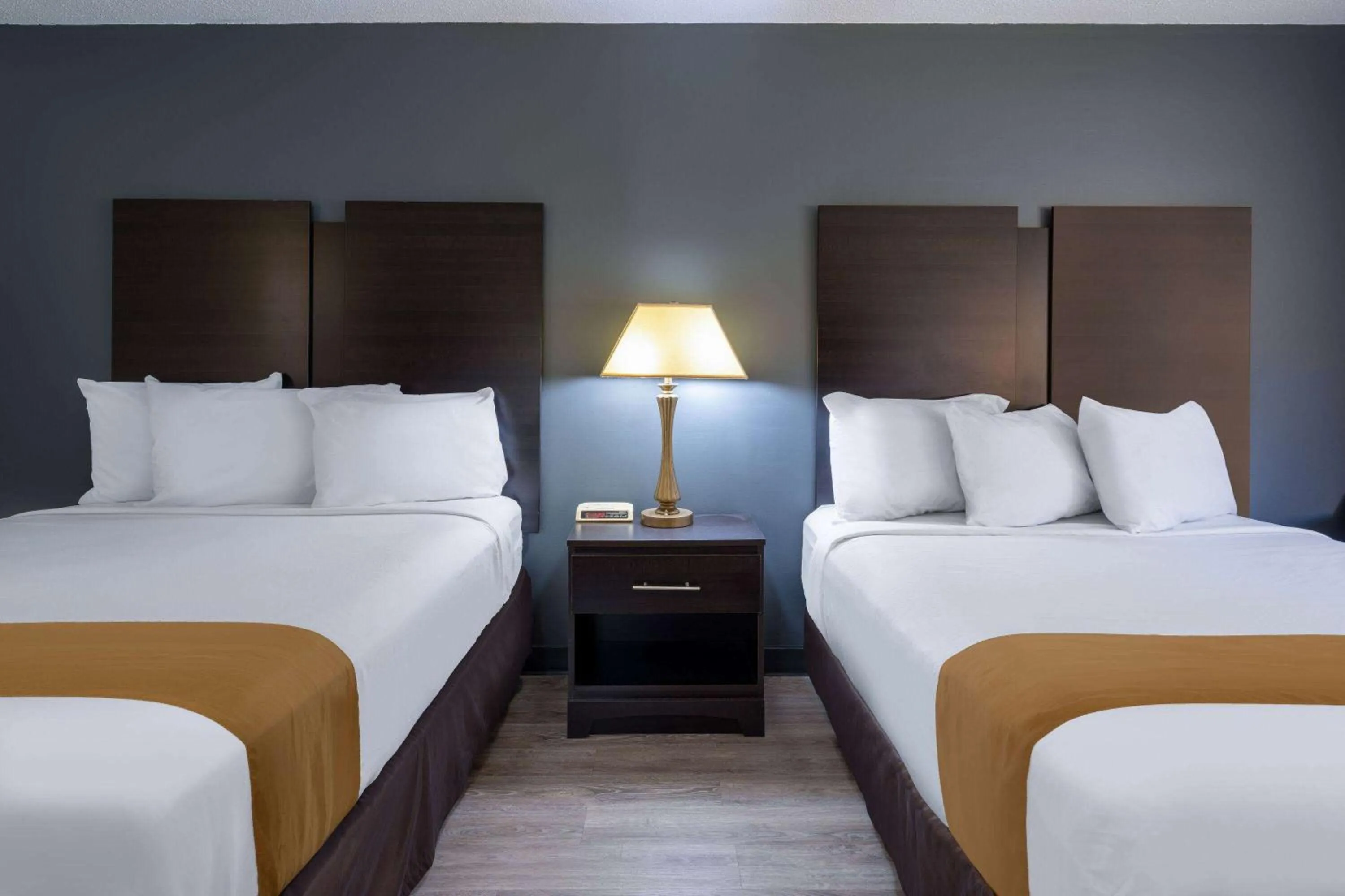 Photo of the whole room, Bed in Travelodge by Wyndham Merrill