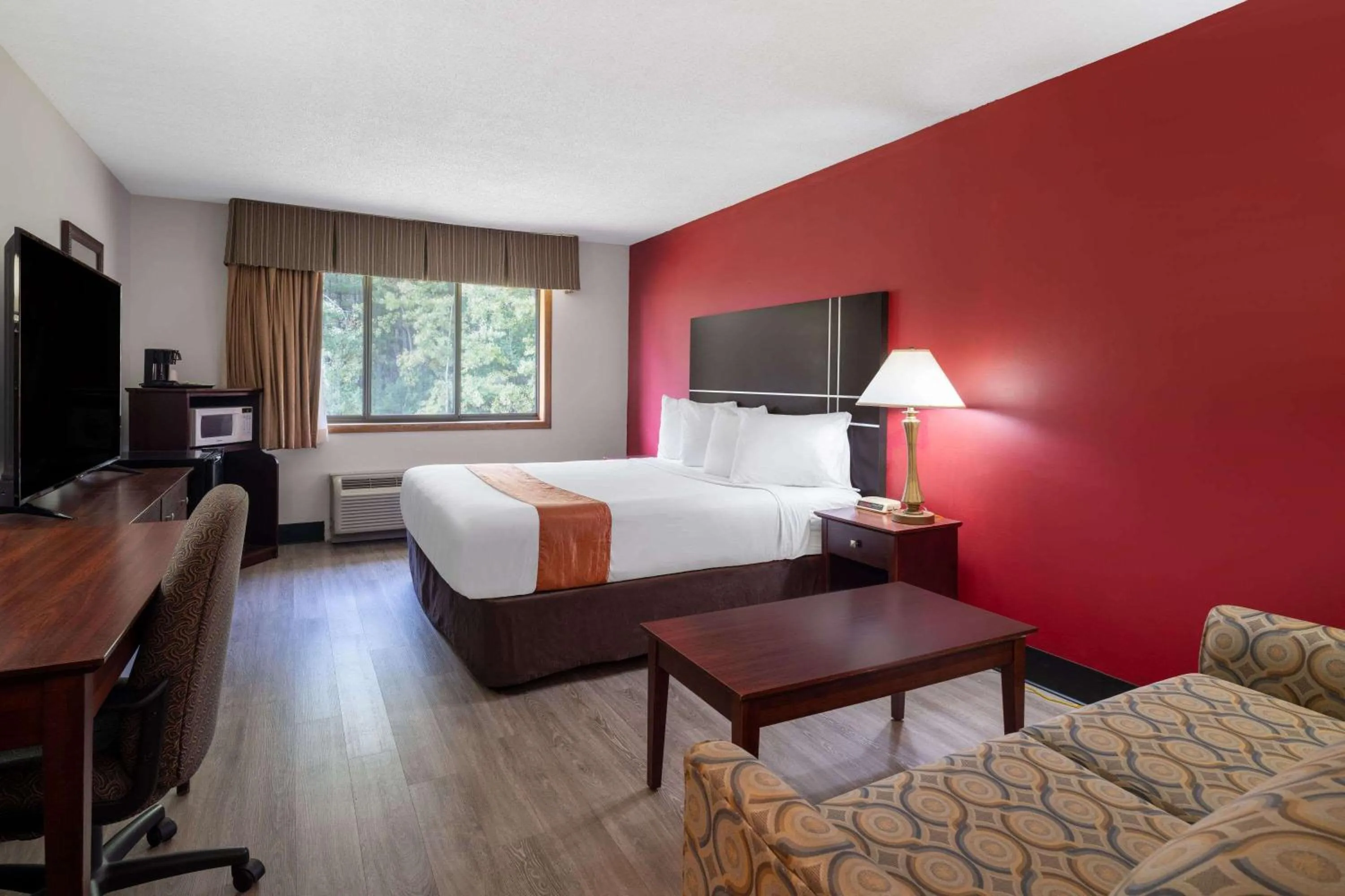 Photo of the whole room, Bed in Travelodge by Wyndham Merrill