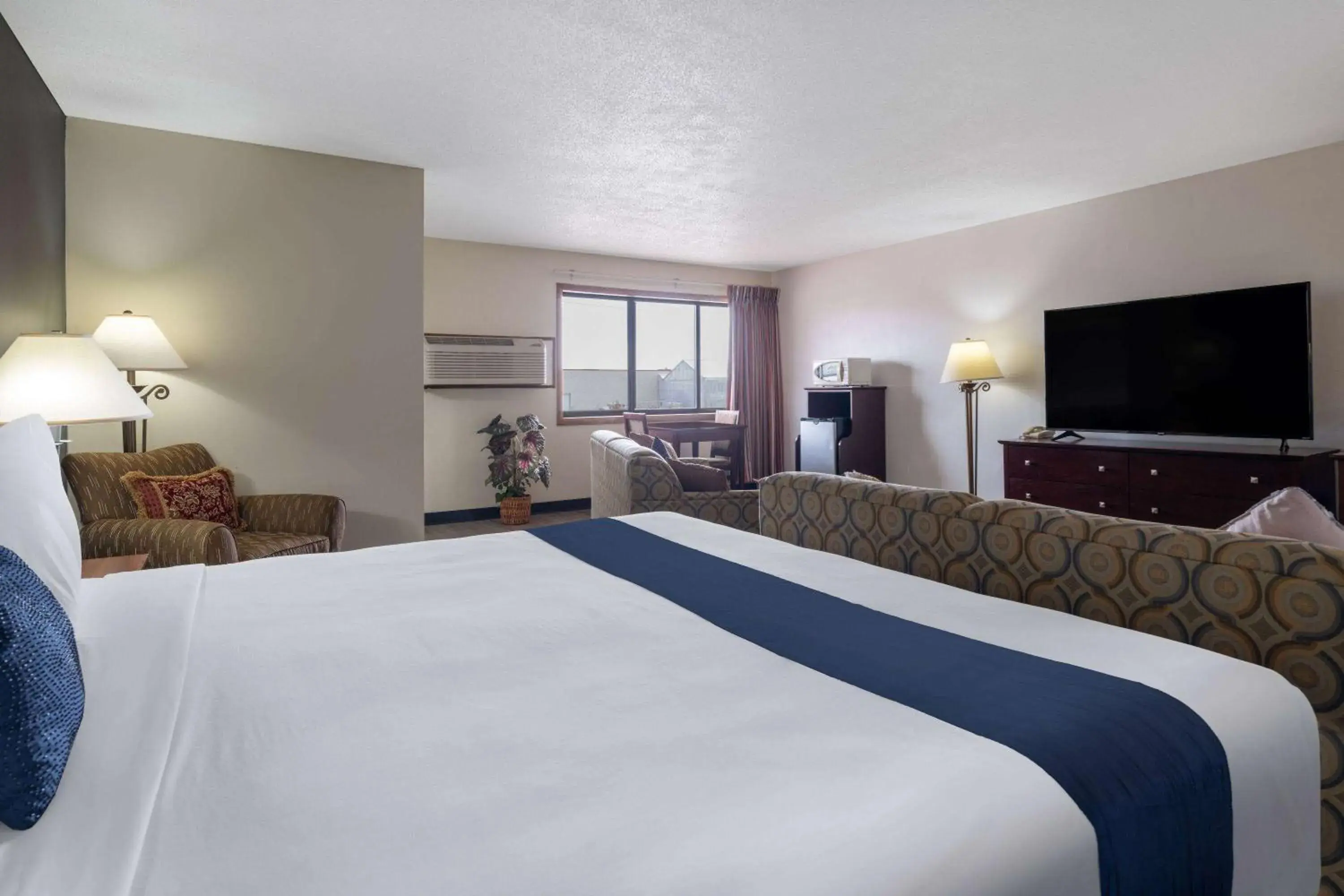 King Suite - Non-Smoking in Travelodge by Wyndham Merrill King Suite - Non-Smoking in Travelodge by Wyndham Merrill