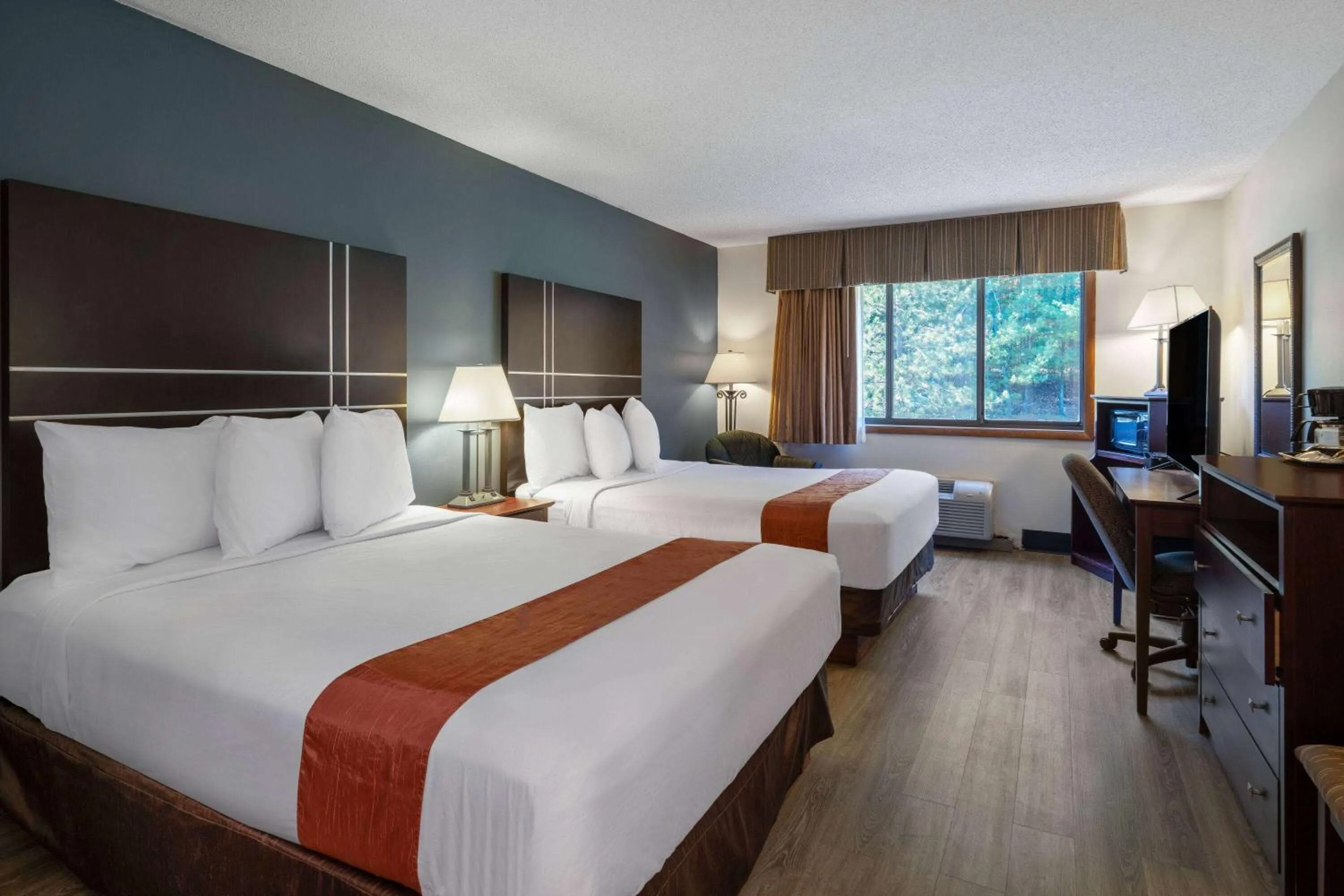 Photo of the whole room, Bed in Travelodge by Wyndham Merrill