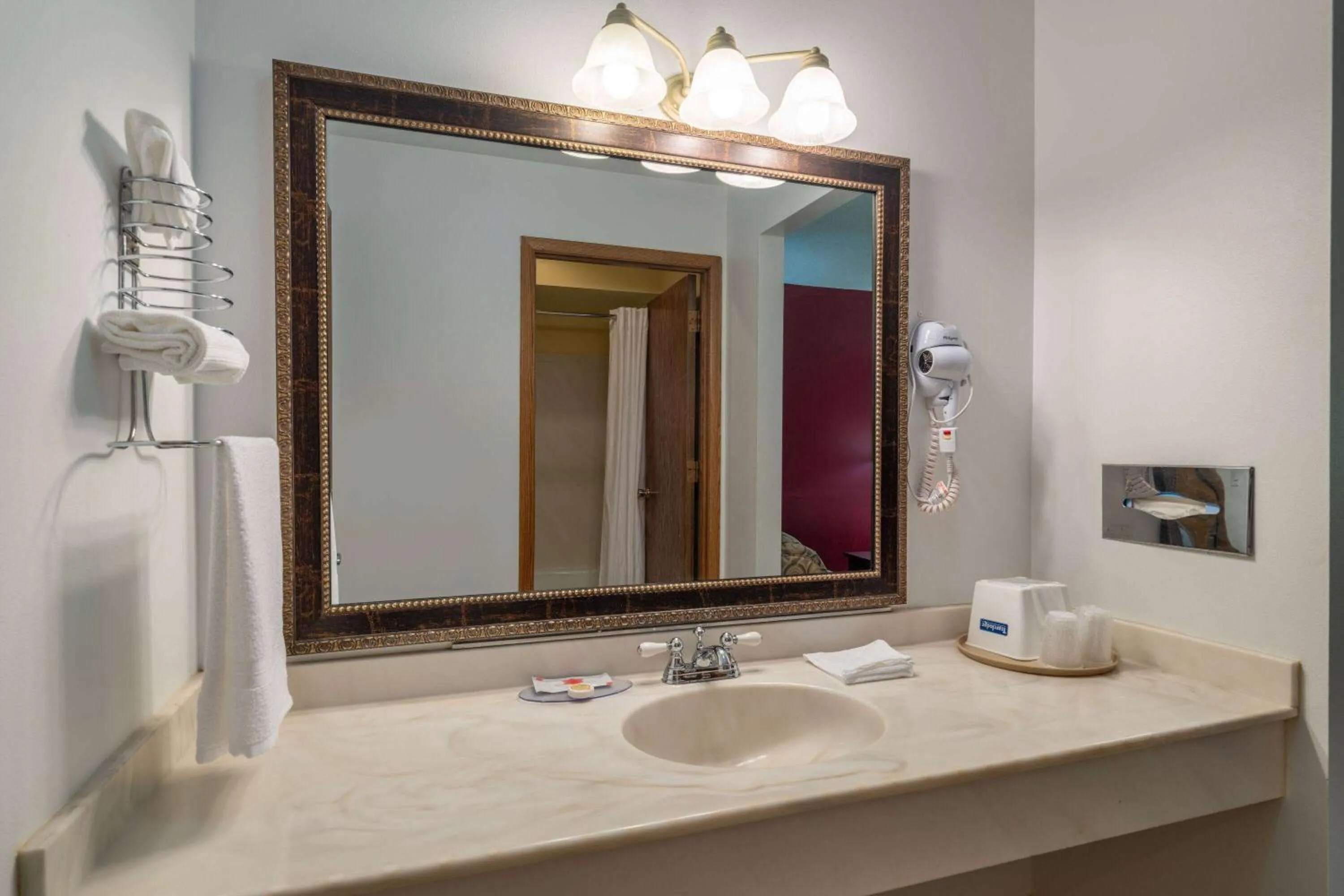 TV and multimedia in Travelodge by Wyndham Merrill