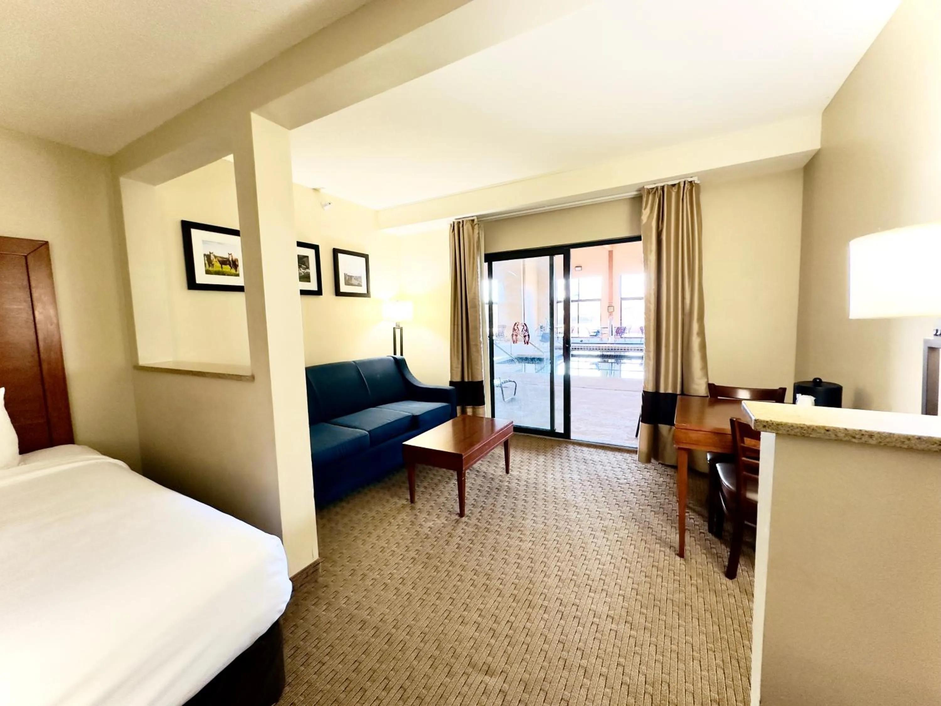 Seating area, Bed in Comfort Inn & Suites Black River Falls I-94