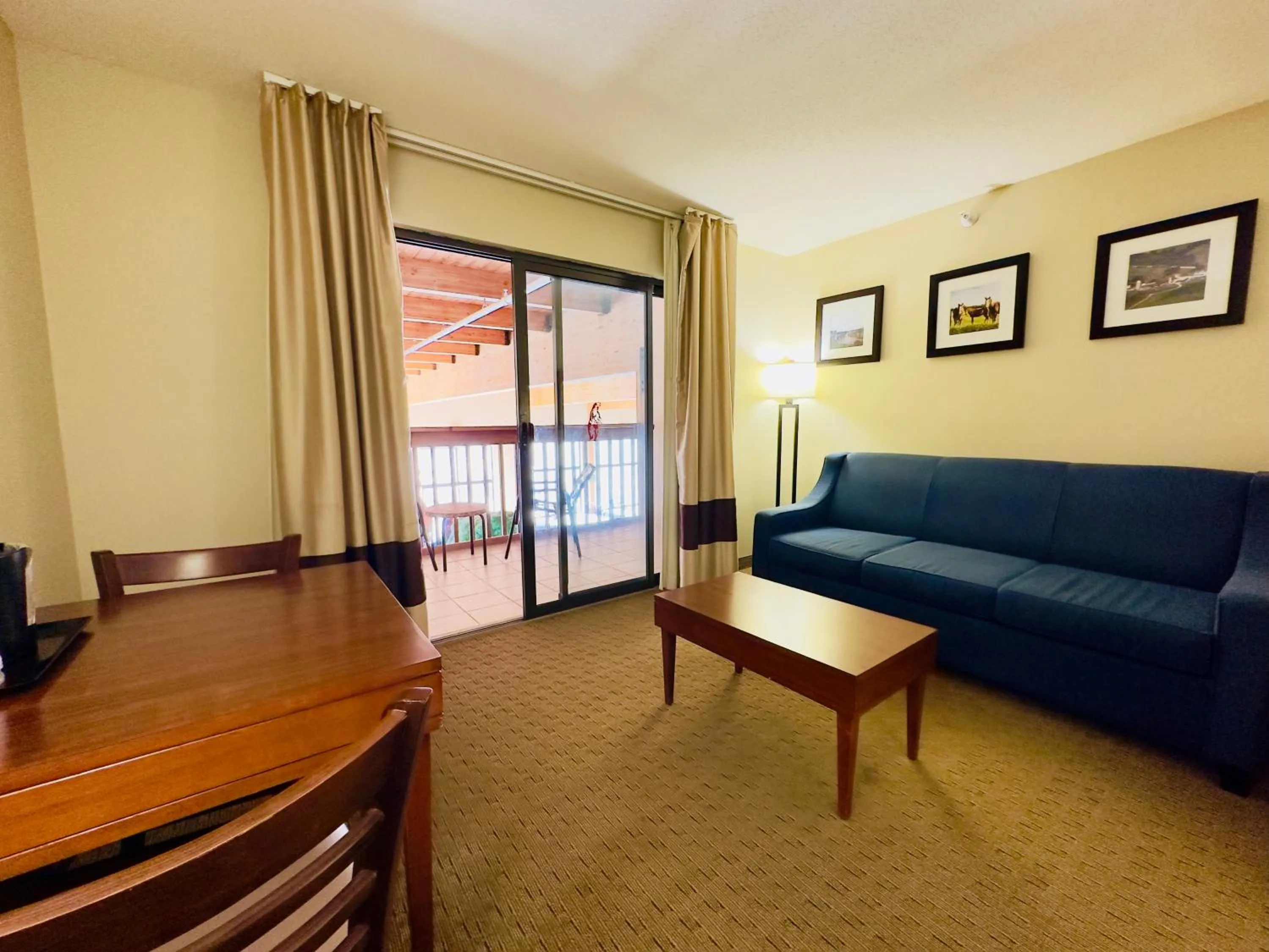 Seating area in Comfort Inn & Suites Black River Falls I-94