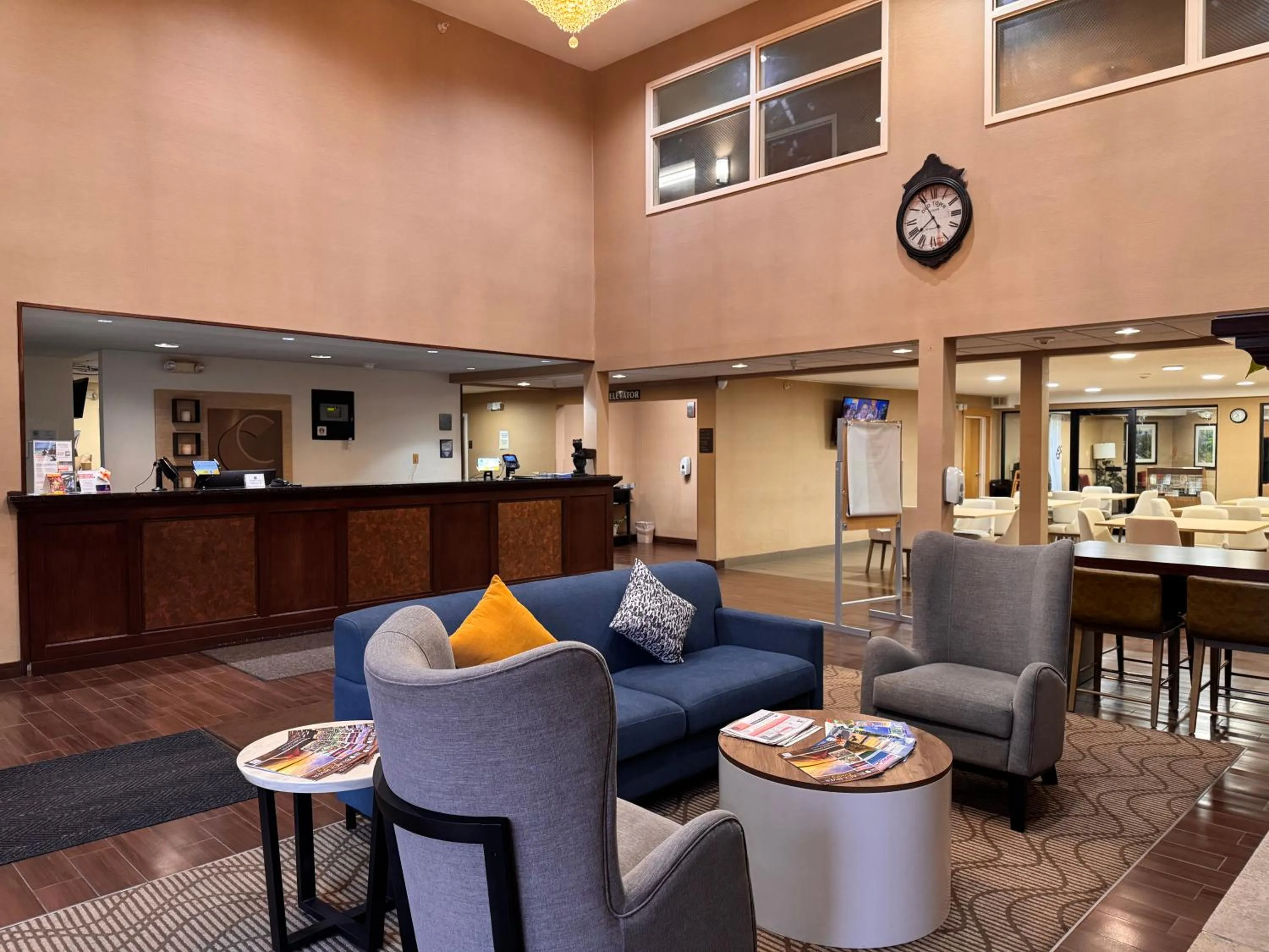 Seating area in Comfort Inn & Suites Black River Falls I-94