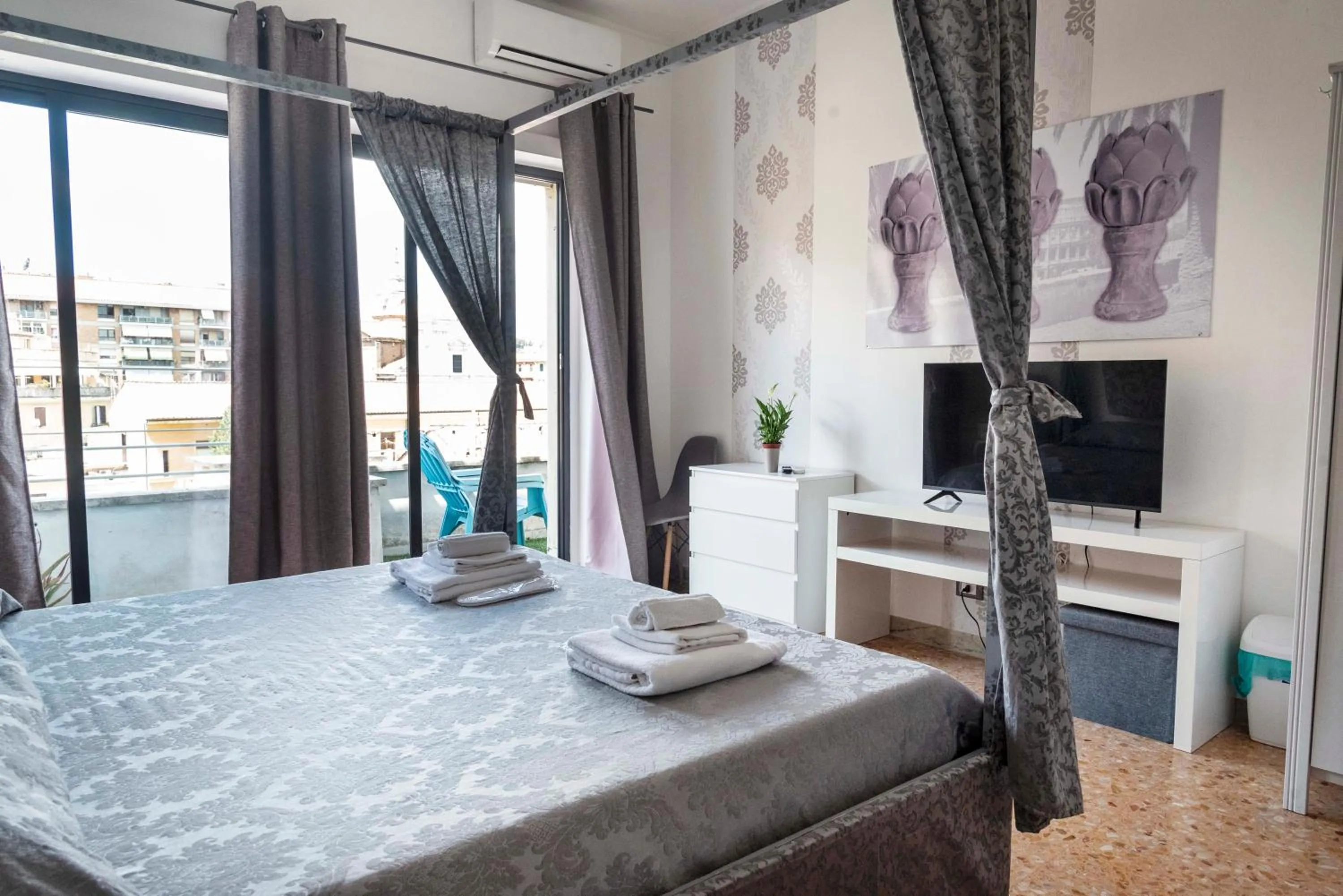 View (from property/room), Bed in Merulana Suite S.Peter