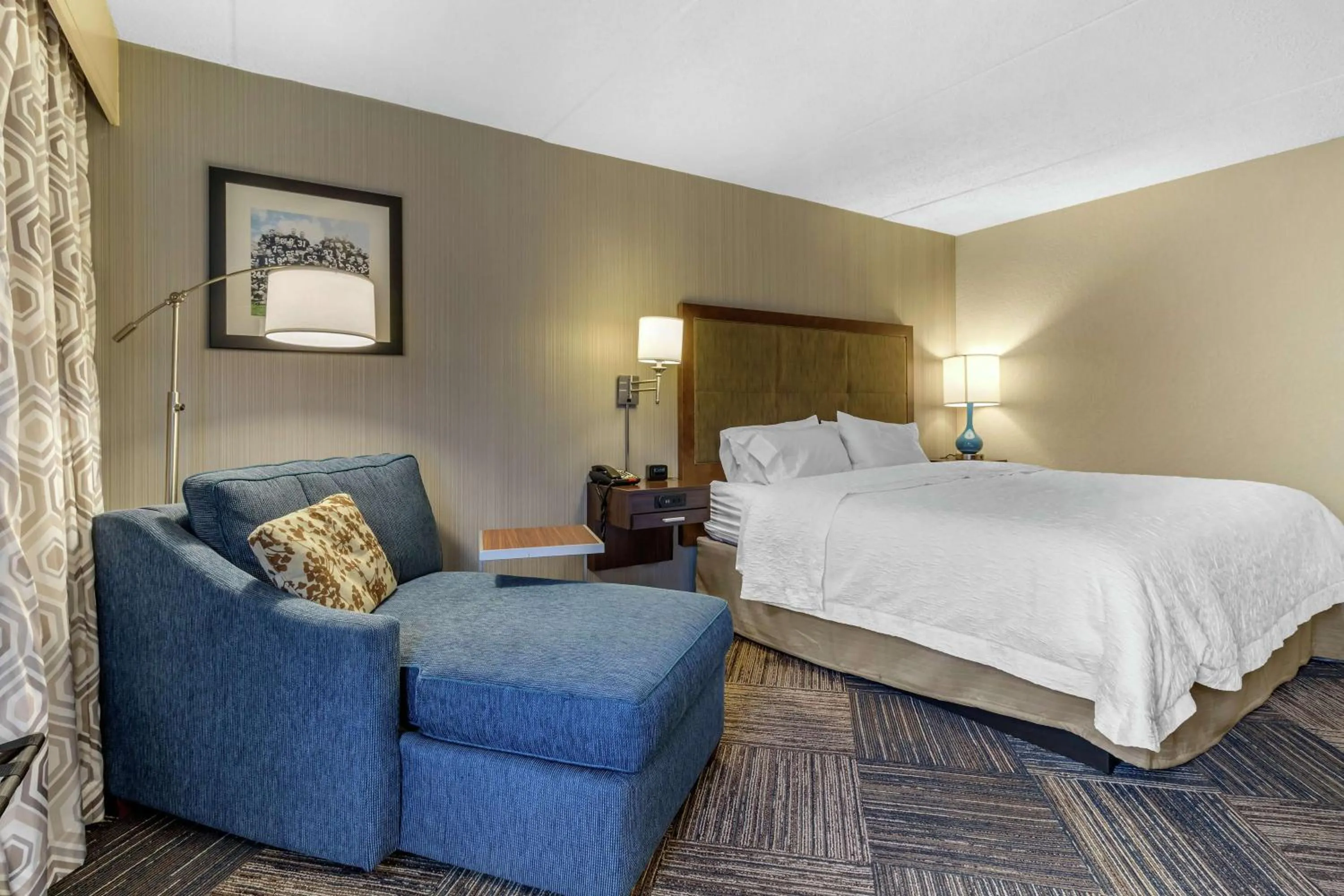 Living room, Bed in Hampton Inn Green Bay Downtown