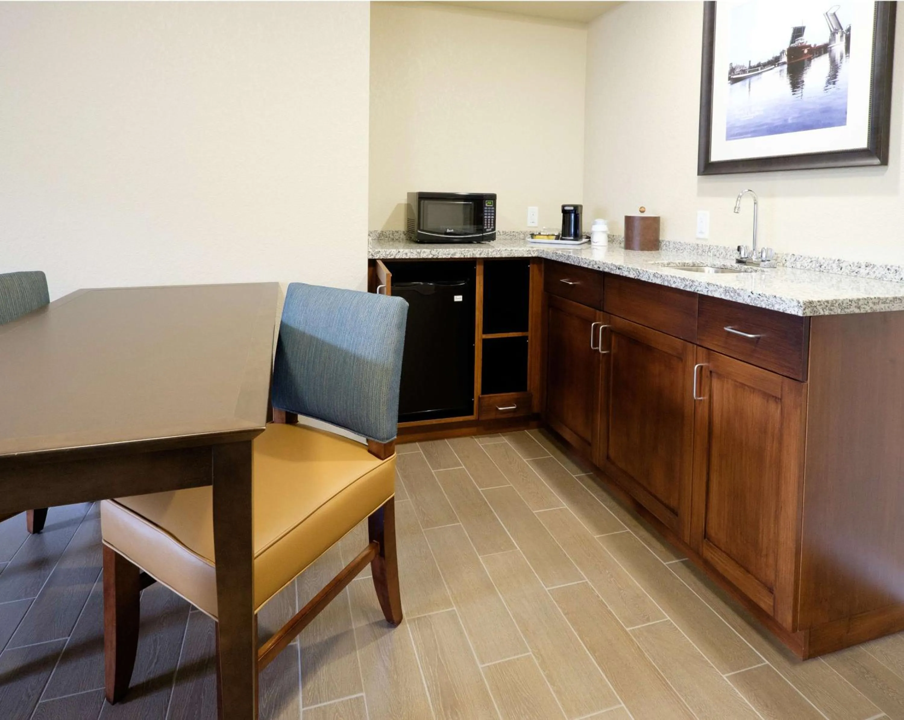 Kitchen or kitchenette in Hampton Inn Green Bay Downtown
