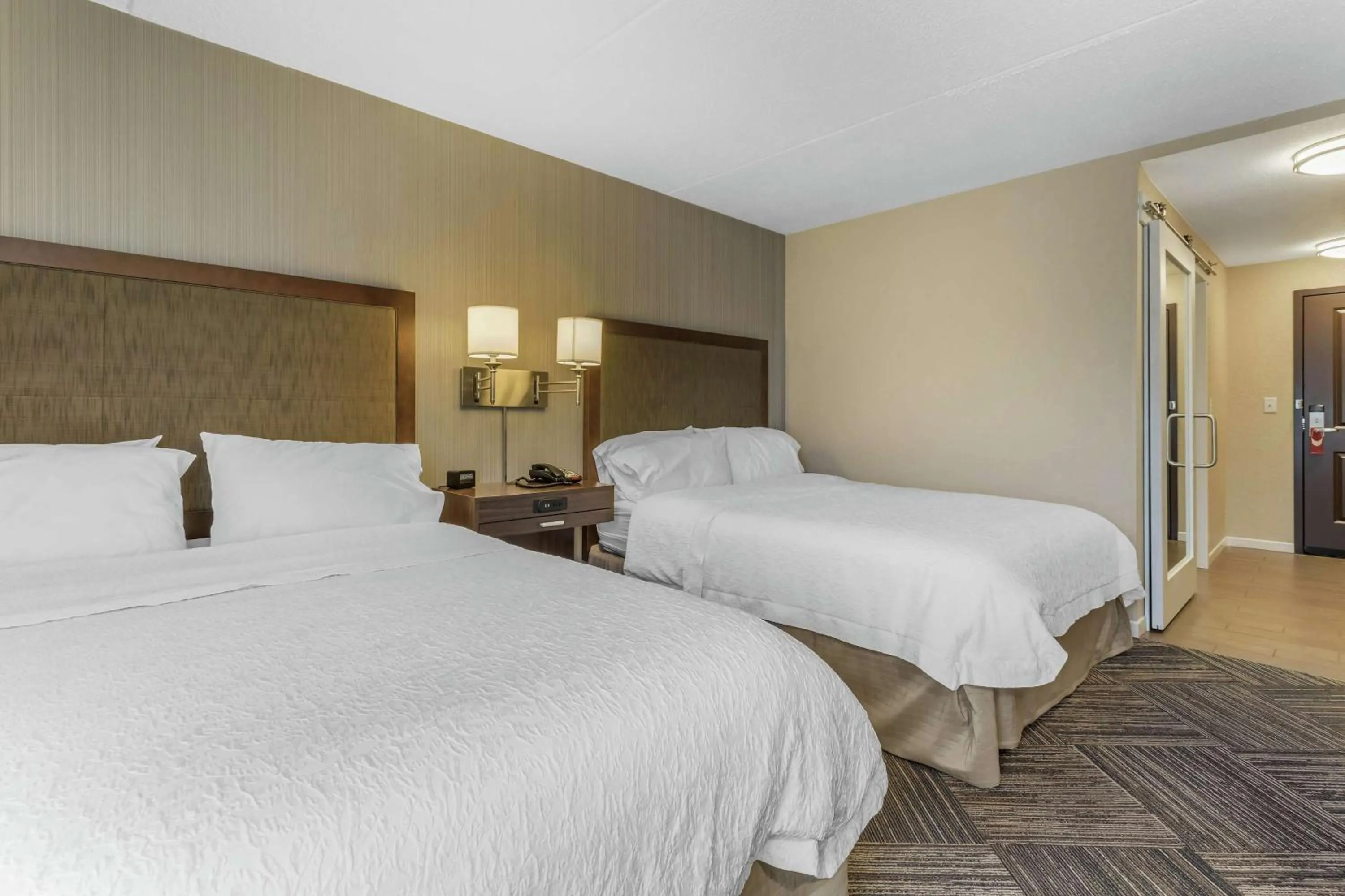 Photo of the whole room, Bed in Hampton Inn Green Bay Downtown