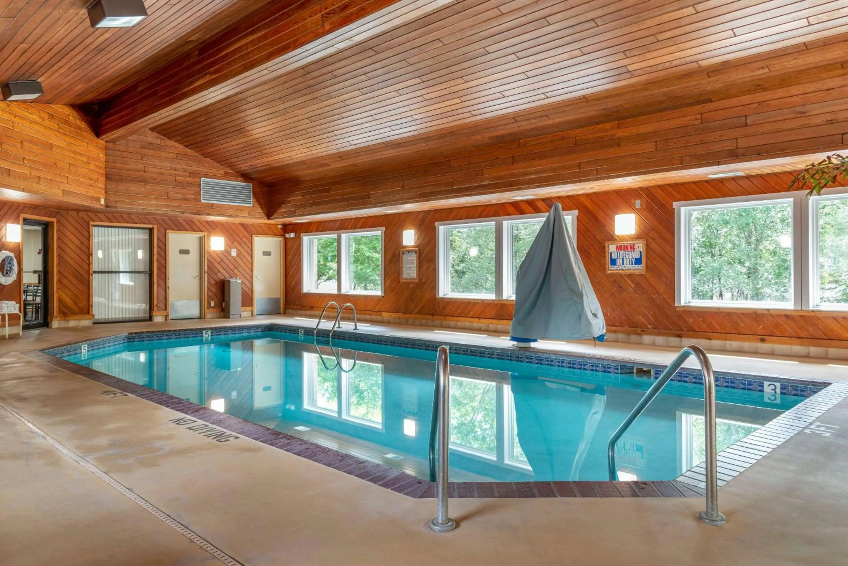 On site, Swimming Pool in Econo Lodge River Falls