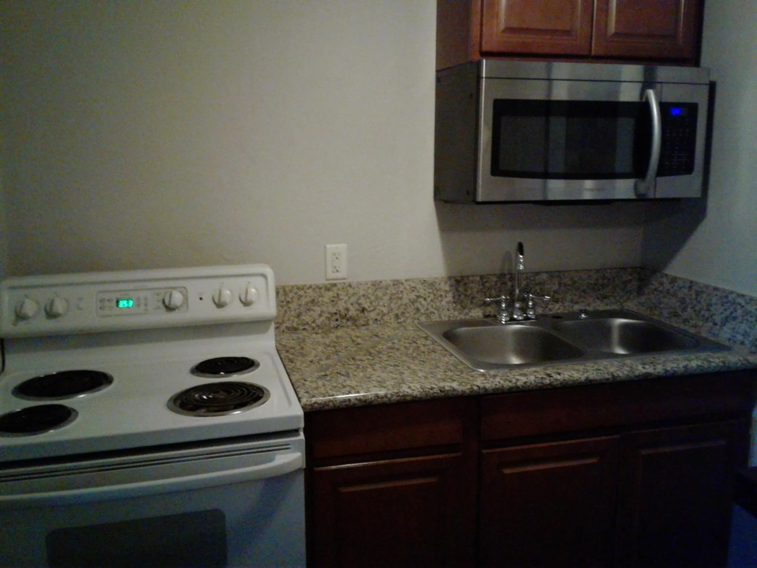 Kitchen or kitchenette in Sterling Gardens