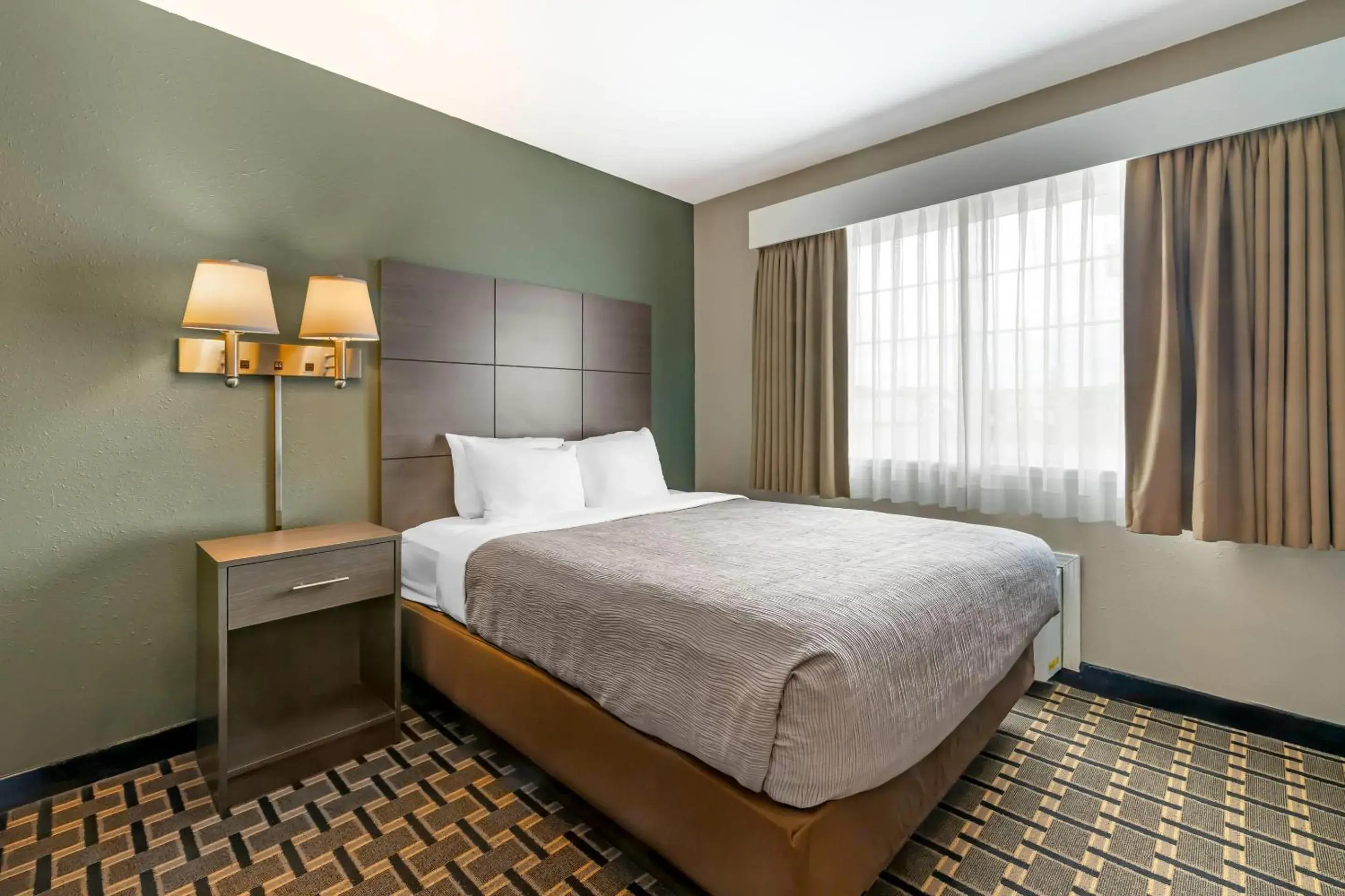 Queen Room with Sofa Bed - Accessible/Non-Smoking in Quality Inn Mauston I-90 Queen Room with Sofa Bed - Accessible/Non-Smoking in Quality Inn Mauston I-90