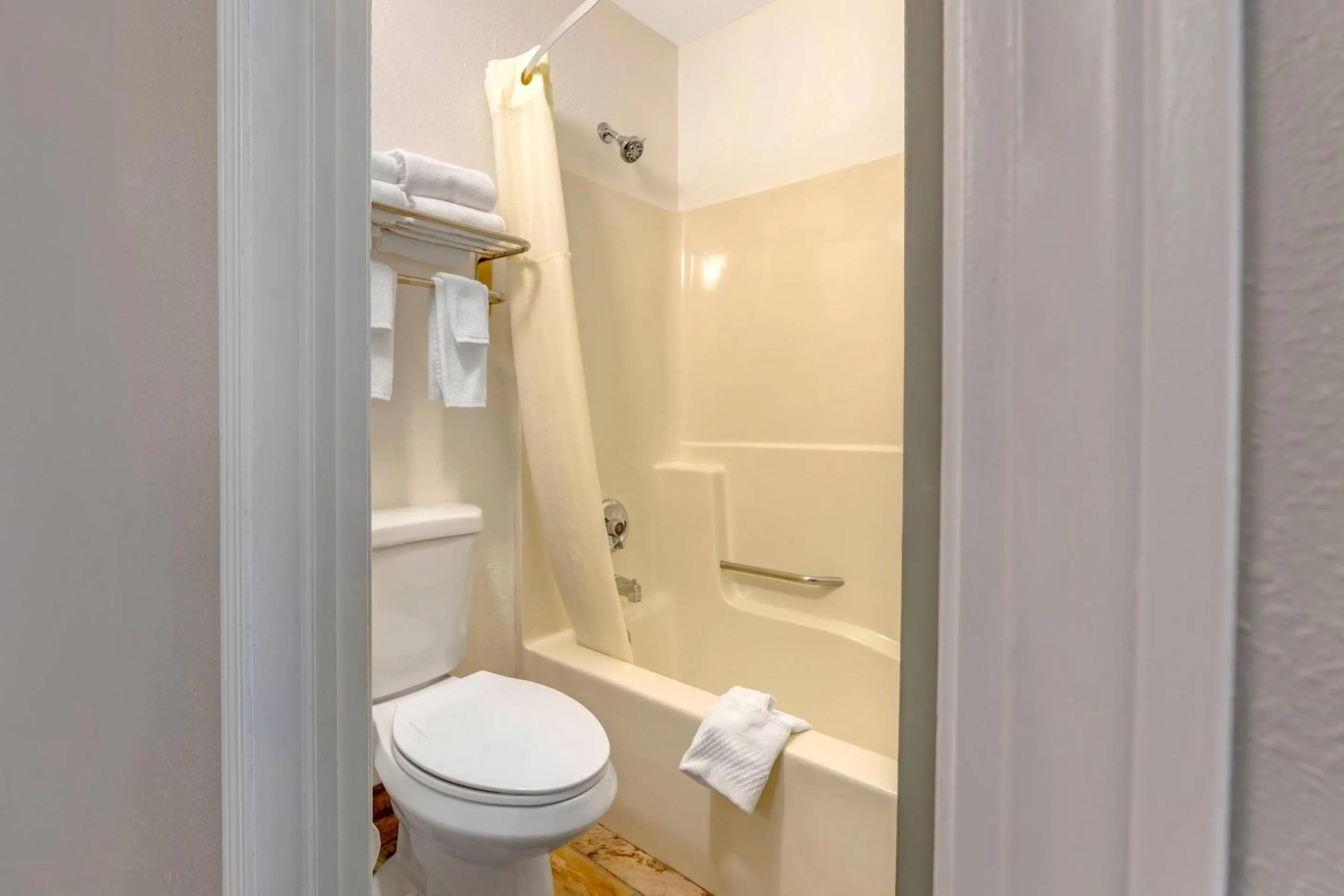 Bedroom in Quality Inn Mauston I-90