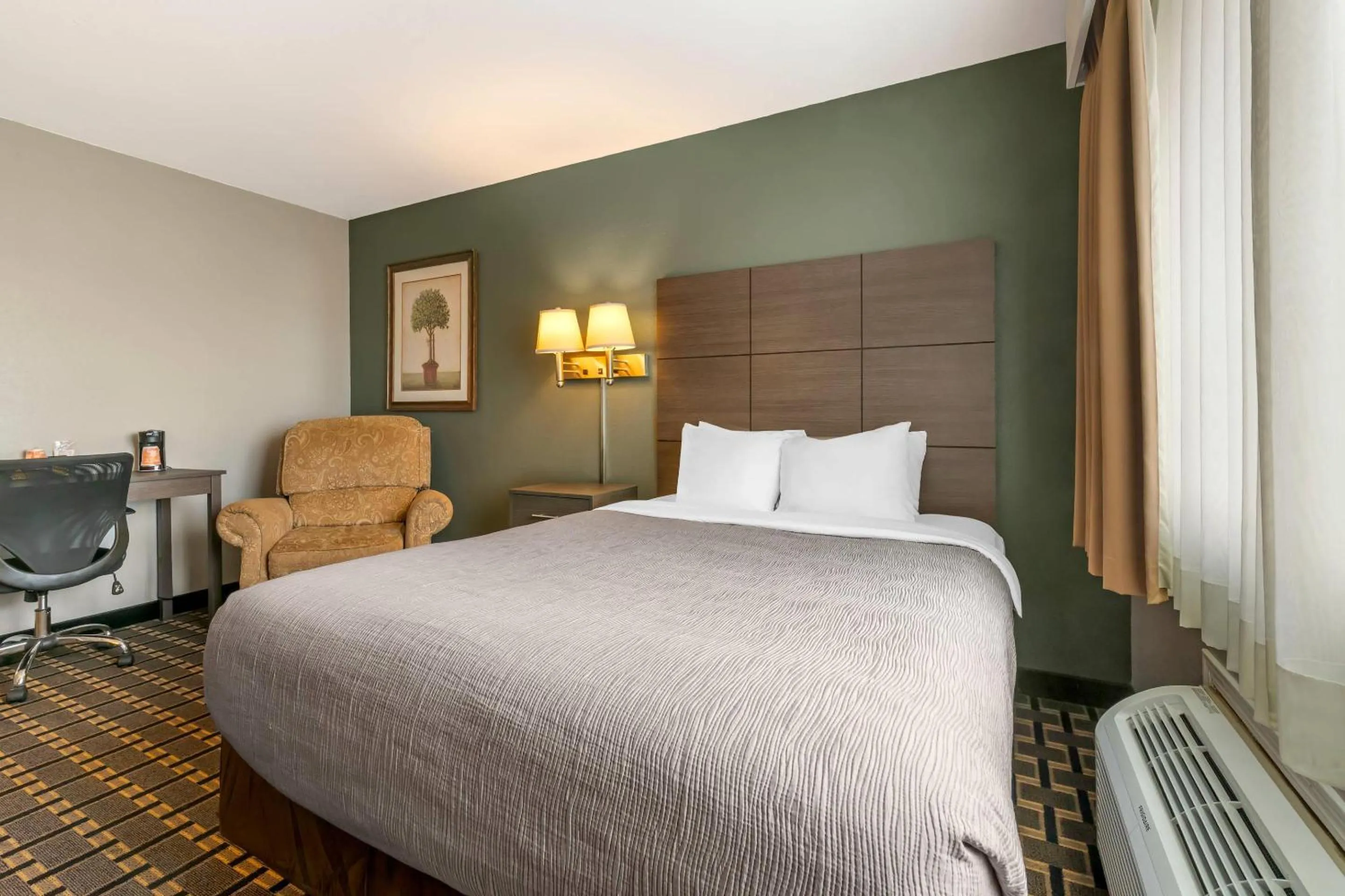 Bedroom, Bed in Quality Inn Mauston I-90