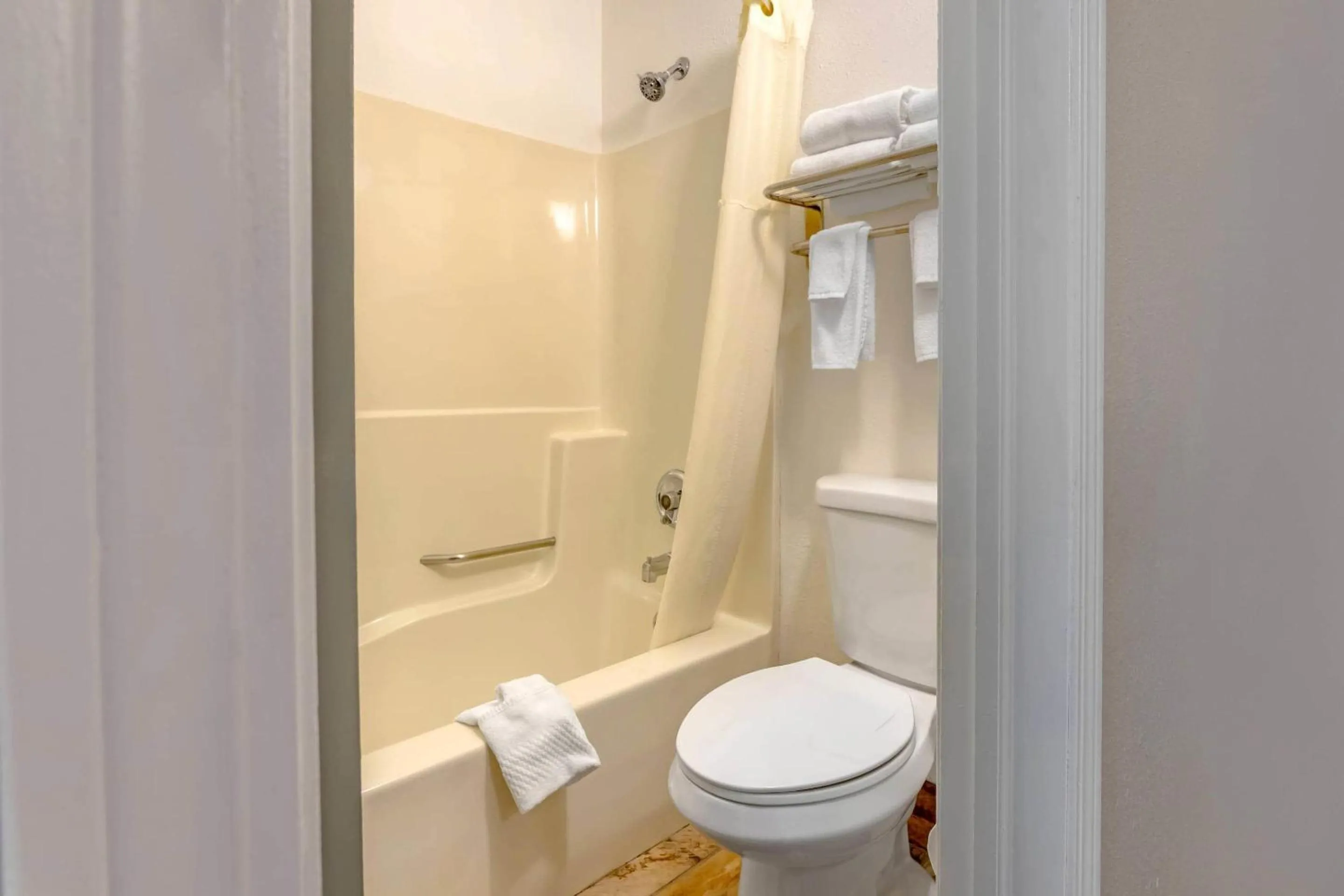 Bedroom in Quality Inn Mauston I-90