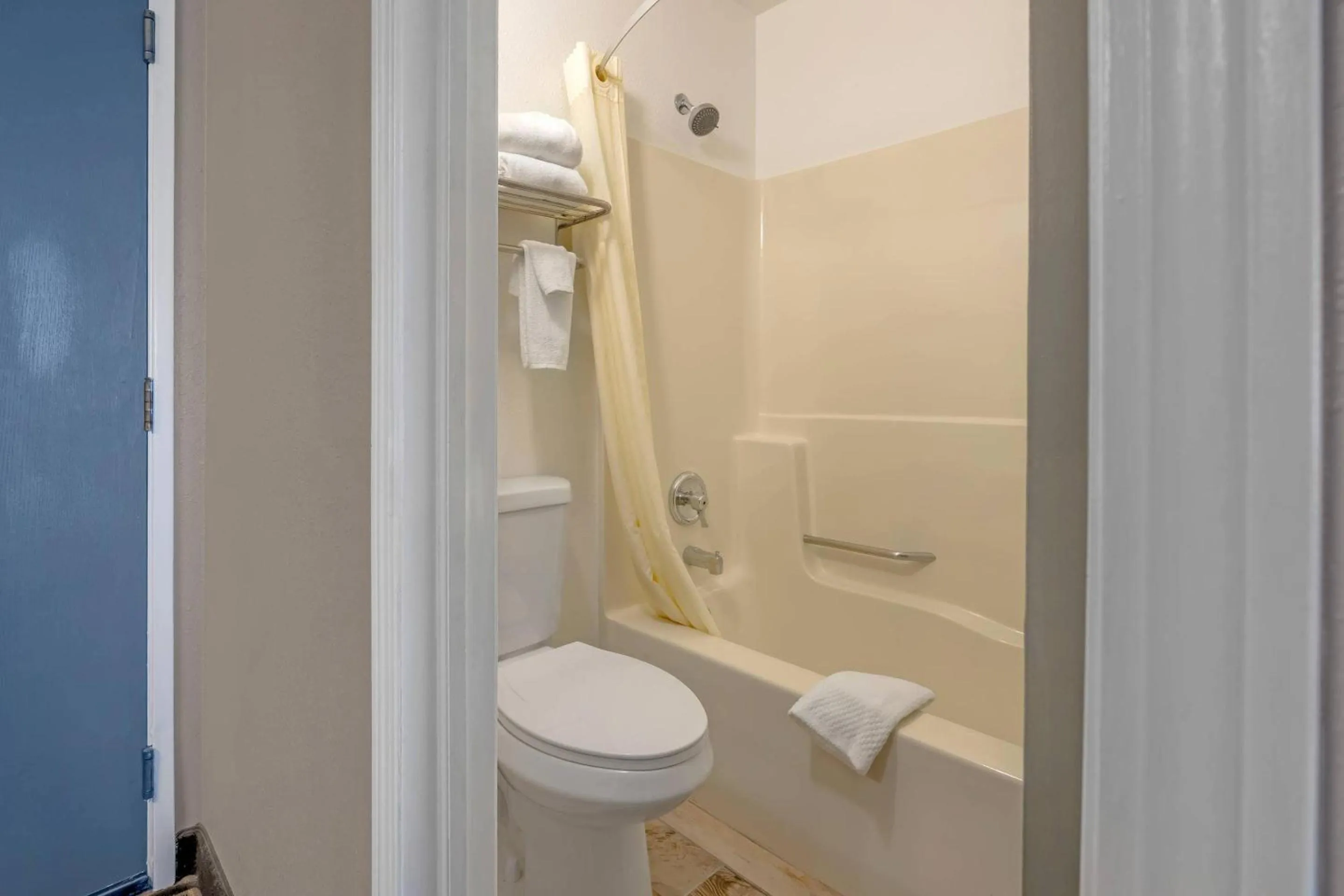 Bedroom in Quality Inn Mauston I-90